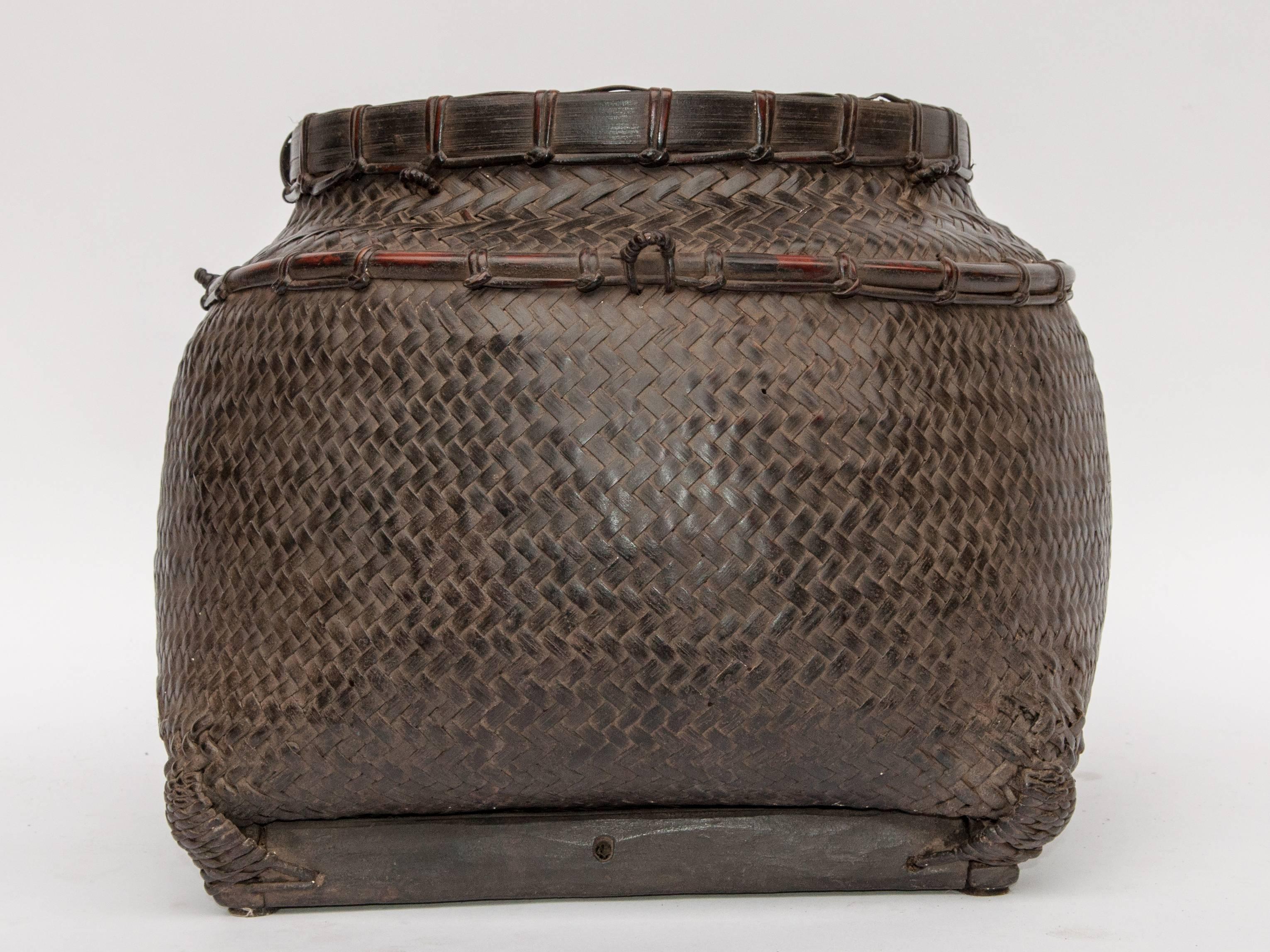 Panier de marché tribal vintage de Lombok:: Indonésie:: milieu et fin du 20e siècle. 
Il s'agit d'un panier en bambou très solide utilisé pour transporter et présenter des marchandises au marché. 
Dimensions : 14 pouces par 14 pouces par 11 pouces