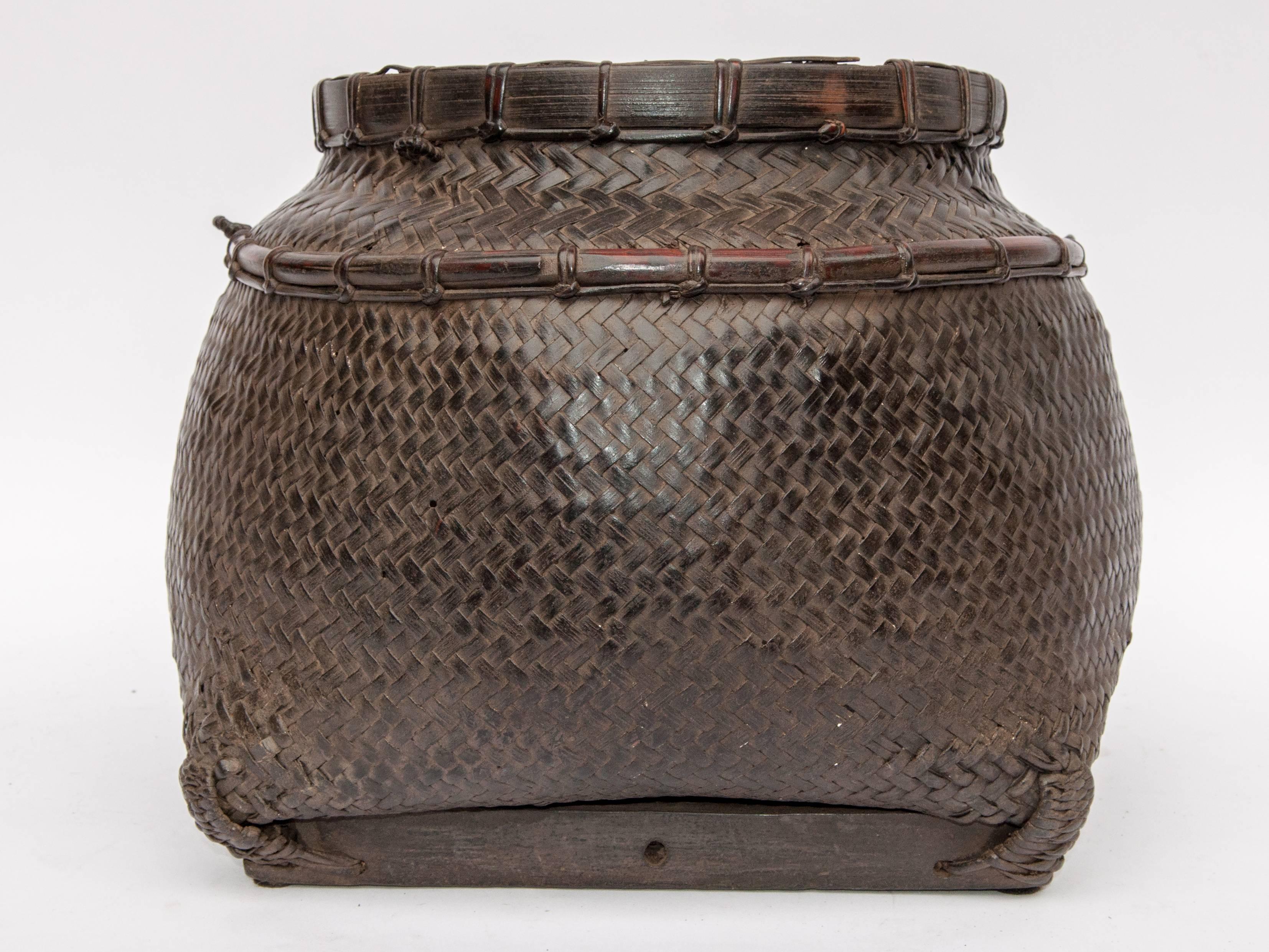 Fait main Panier de marché tribal vintage de Lombok:: Indonésie:: milieu-fin du 20e siècle
