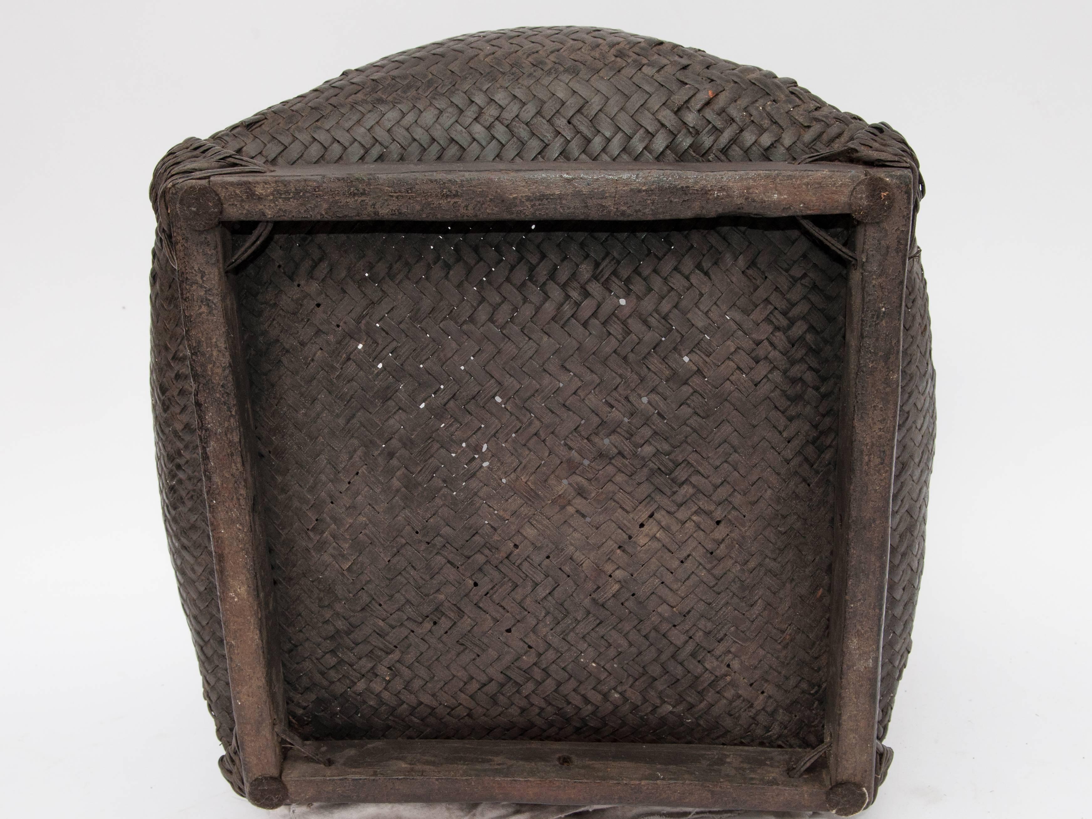 Fin du 20e siècle Panier de marché tribal vintage de Lombok:: Indonésie:: milieu-fin du 20e siècle