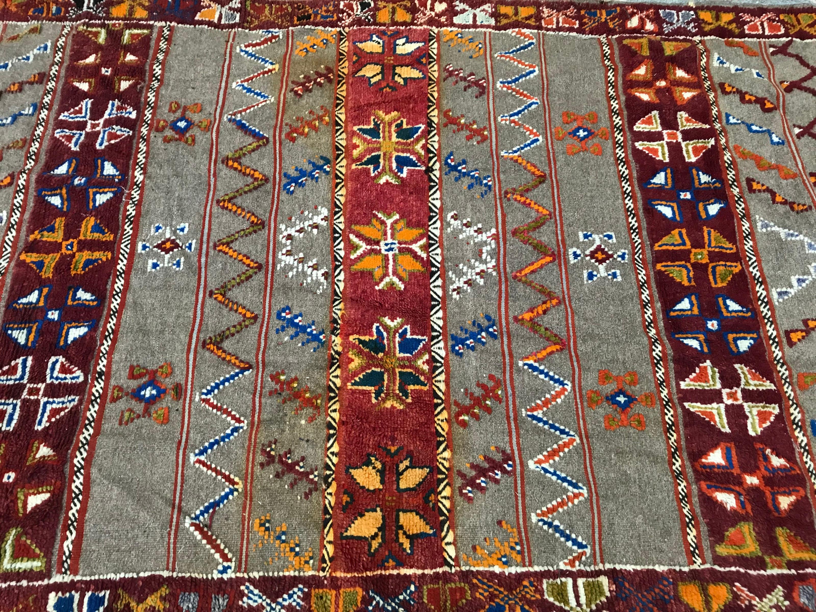 Marokkanischer Berbere-Teppich mit Stammesmotiv im Angebot 4