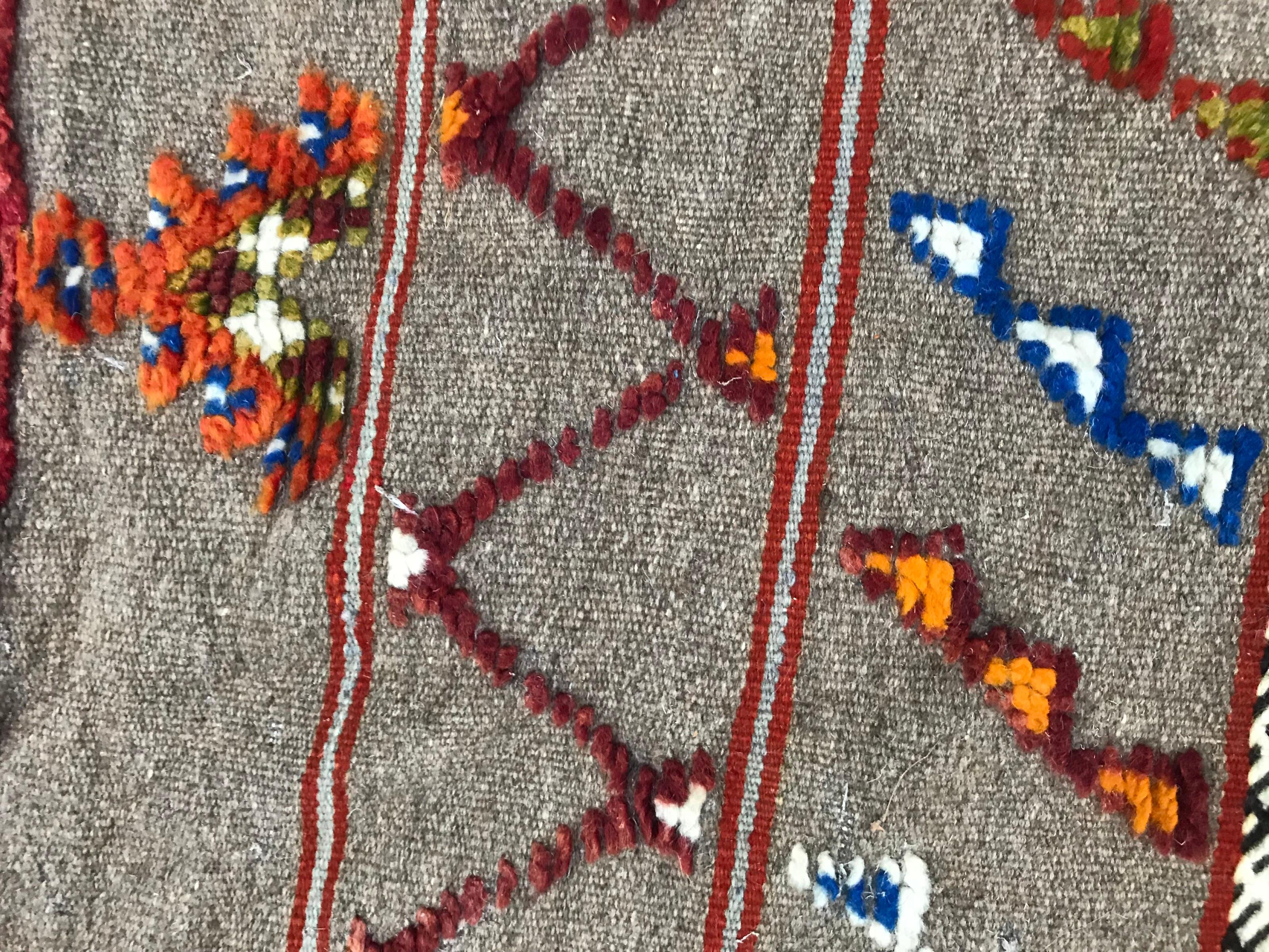 Marokkanischer Berbere-Teppich mit Stammesmotiv im Angebot 7