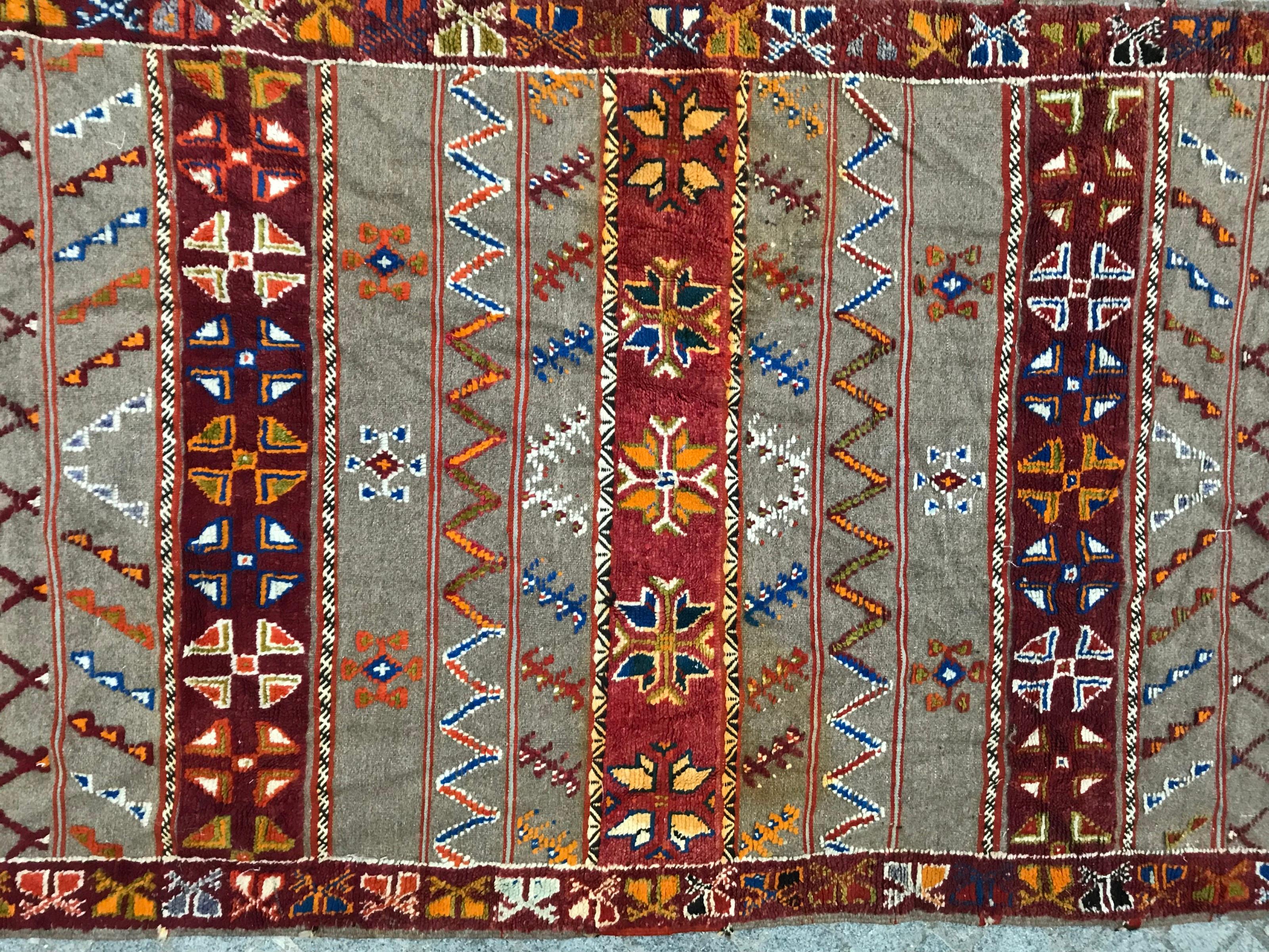 Magnifique tapis marocain Berbère du 20ème siècle, certains noués avec des parties en velours et d'autres tissés à plat, avec un design tribal géométrique et de belles couleurs
Velours de laine sur base de coton. Mesures : 4 pieds 8in x 8 pieds