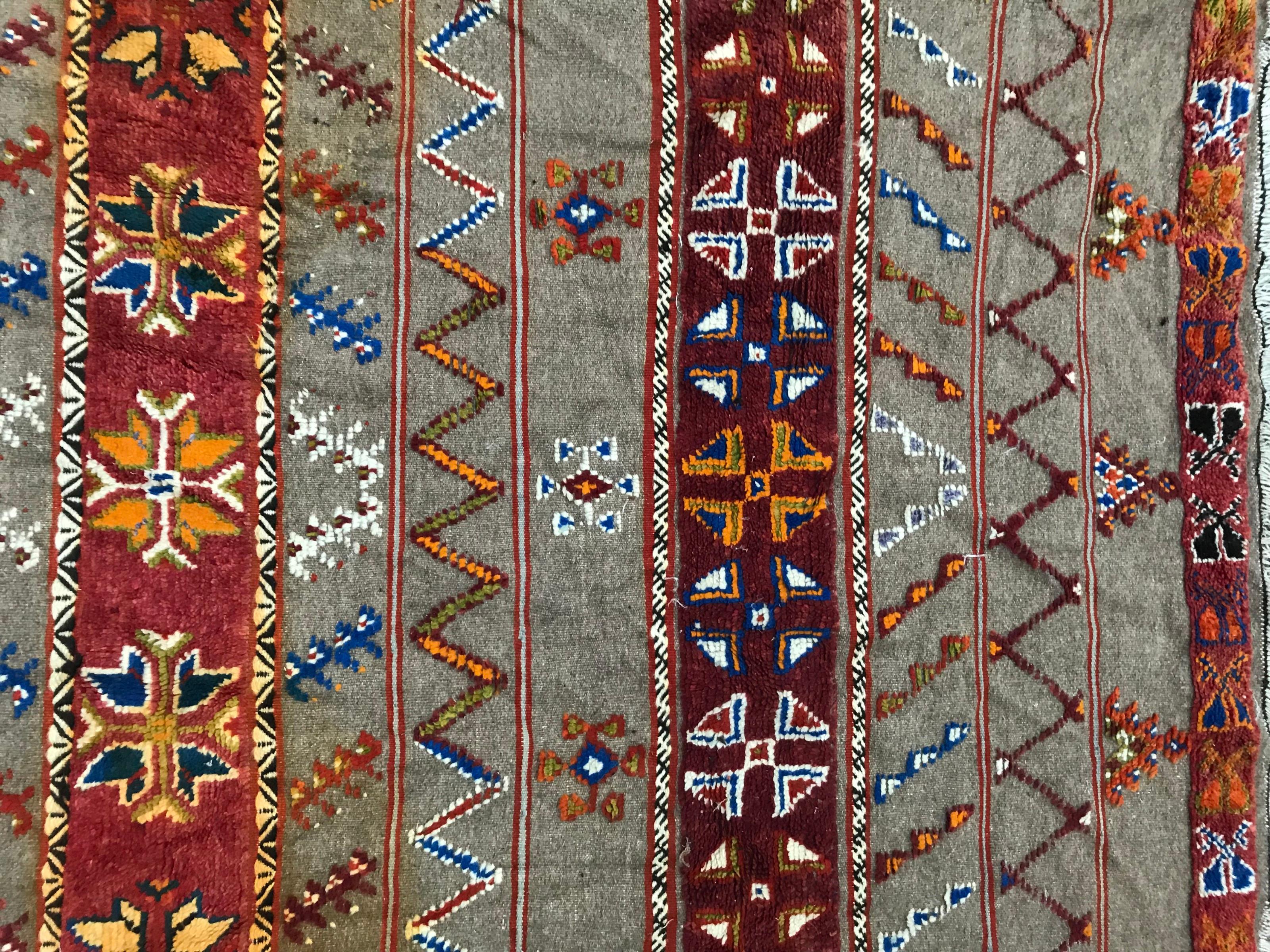 Marokkanischer Berbere-Teppich mit Stammesmotiv (Stammeskunst) im Angebot