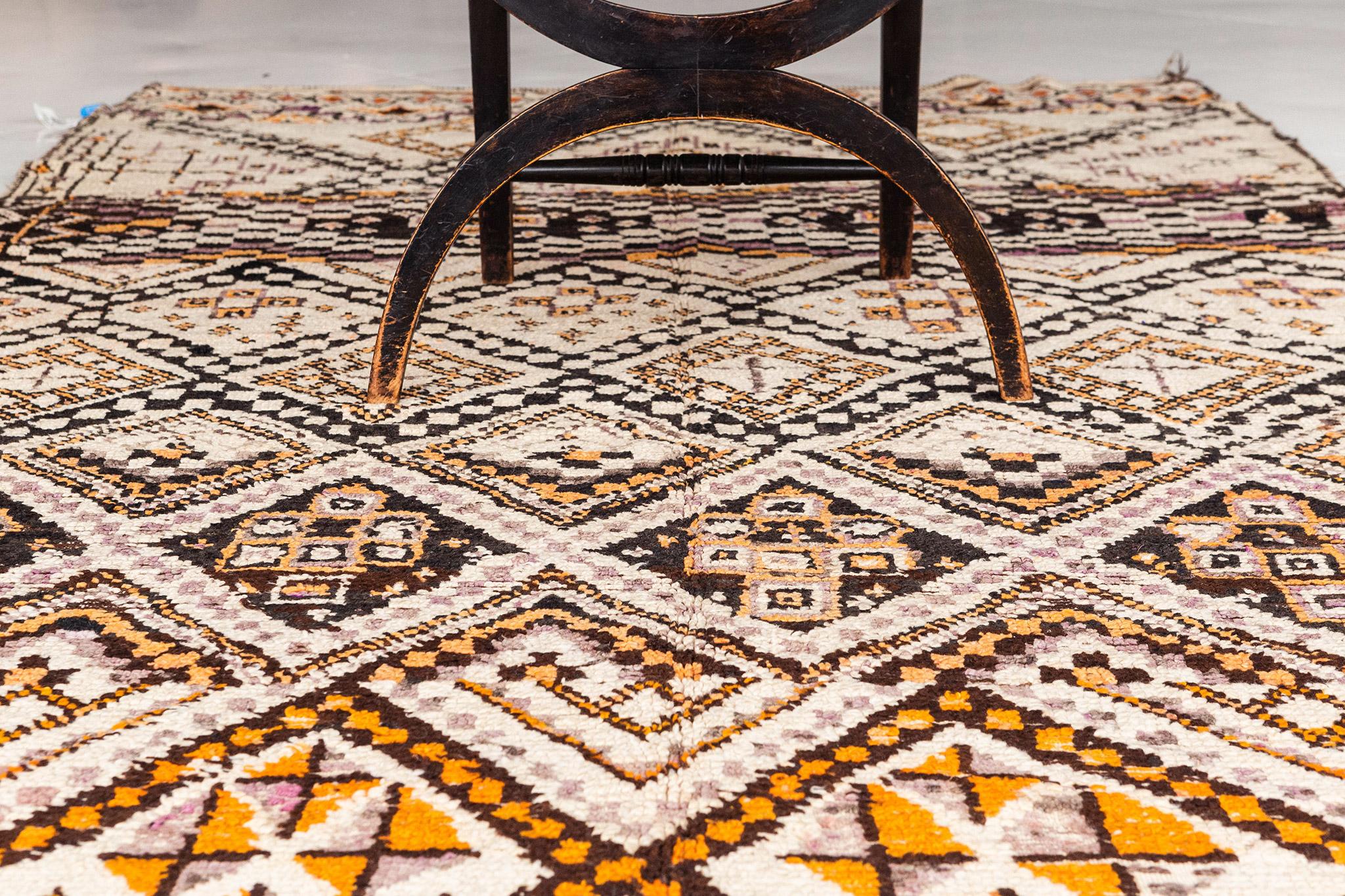 Marokkanischer Stammeskunst-Teppich Azilal Tribe, Vintage im Angebot 1