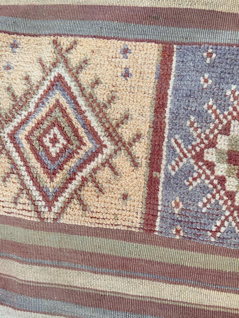 Le joli tapis marocain tribal vintage de Bobyrug en vente 2
