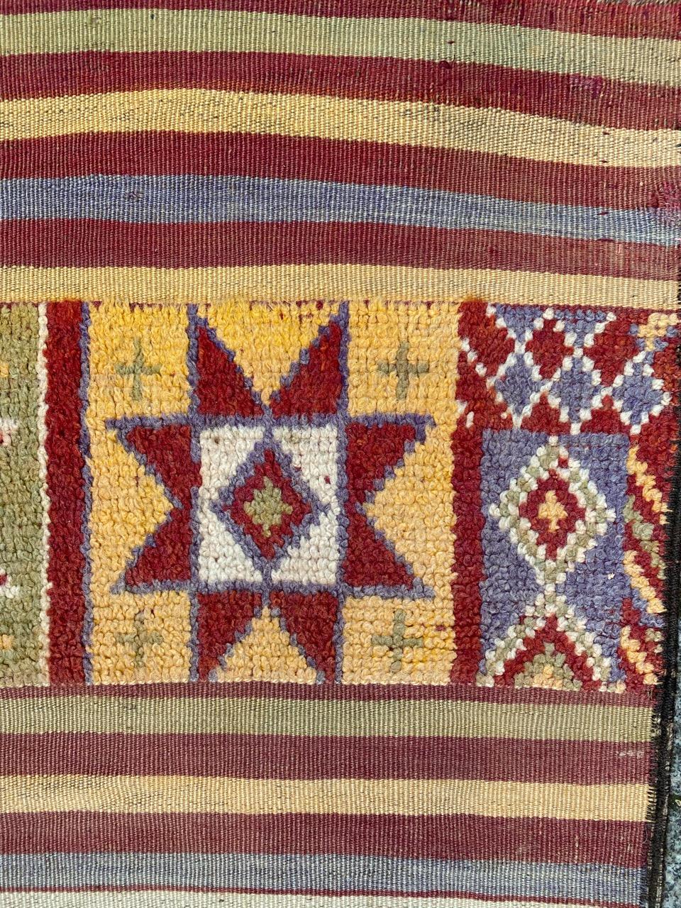 Le joli tapis marocain tribal vintage de Bobyrug en vente 3