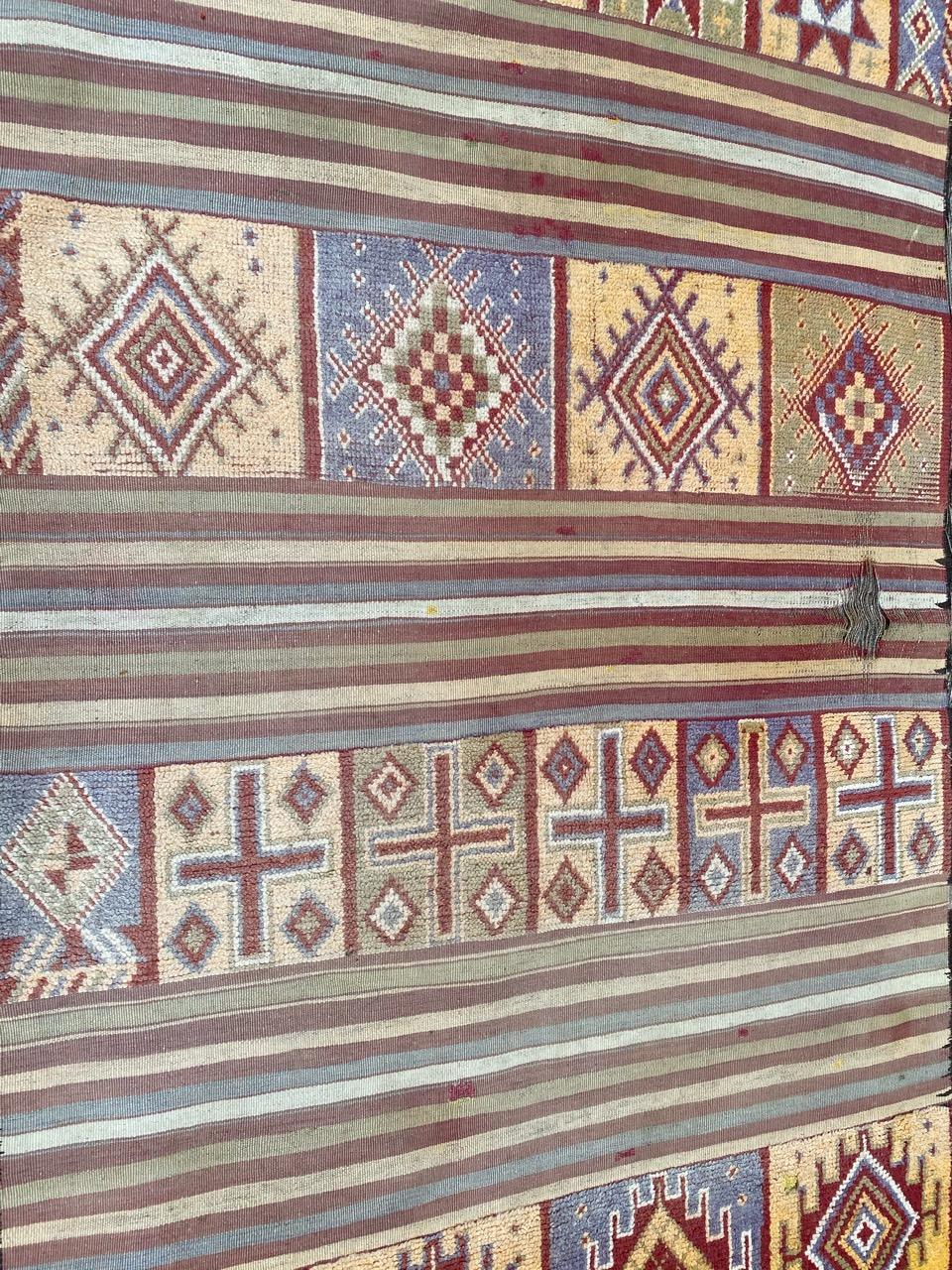Le joli tapis marocain tribal vintage de Bobyrug en vente 4