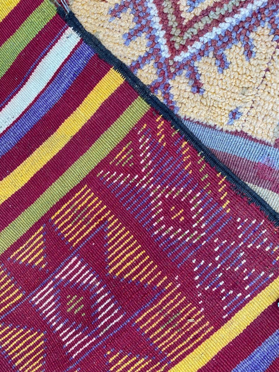 Le joli tapis marocain tribal vintage de Bobyrug en vente 5