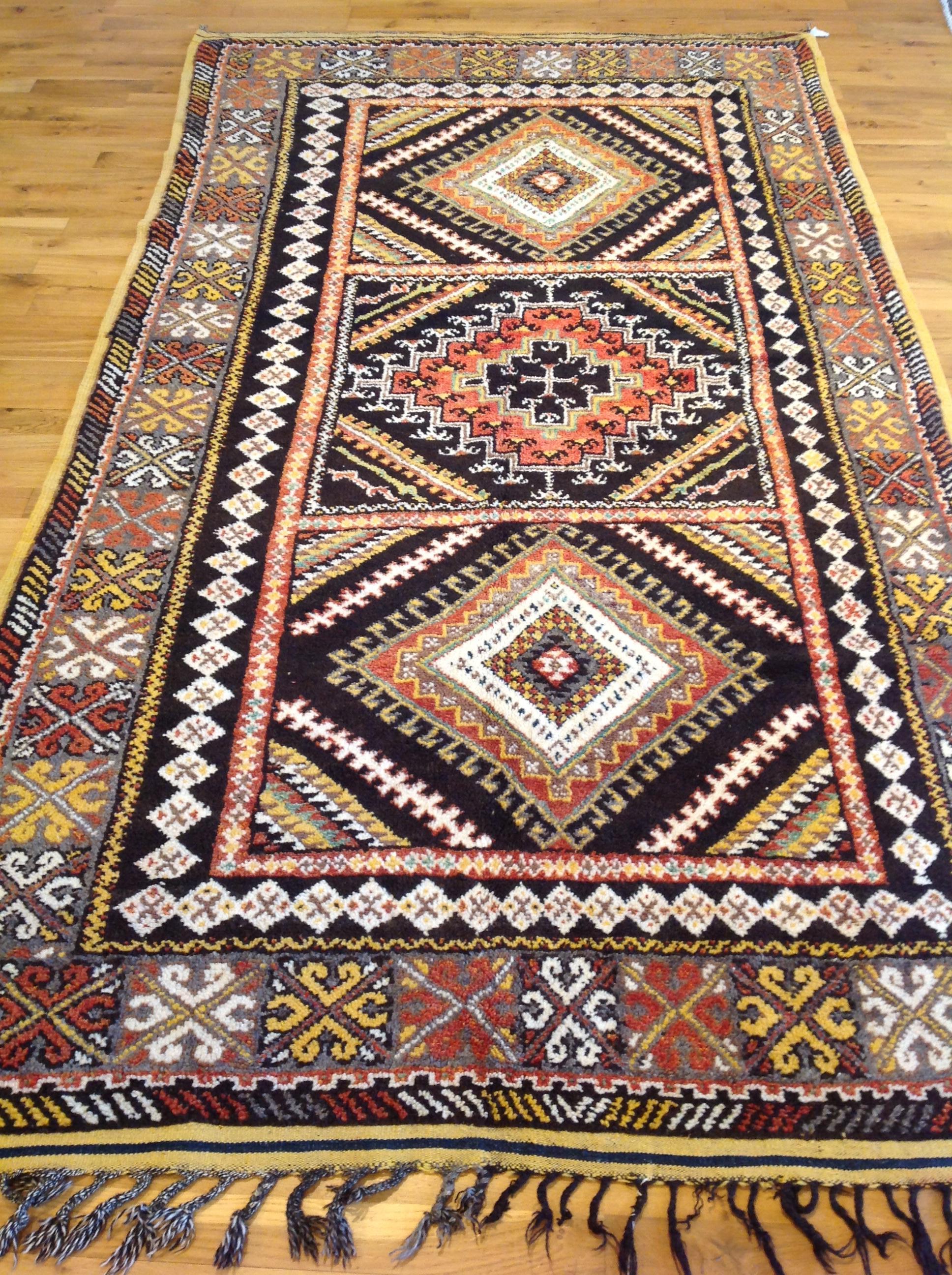 Vintage Tribal Moroccan rug
Measures: 5' x 8'6