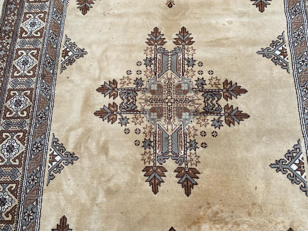 Magnifique tapis marocain avec un joli design tribal et des couleurs jaunes et brunes, entièrement noué à la main avec du velours de laine sur une base de coton.

✨✨✨
