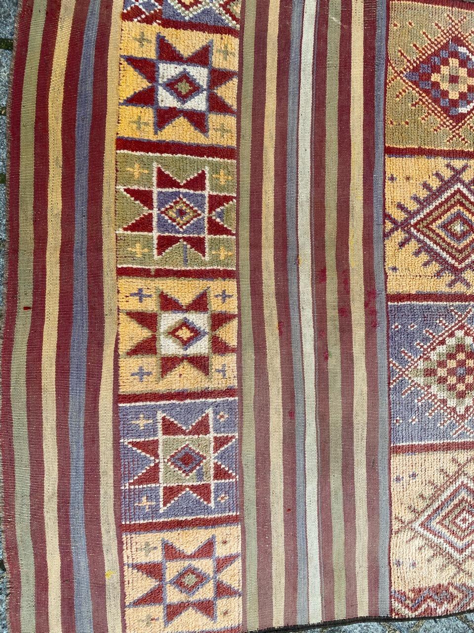 Joli tapis marocain au design géométrique tribal et aux couleurs claires, entièrement noué à la main sur certaines parties et tissé en Rug & Kilim sur d'autres parties, avec du velours de laine sur une base de laine.

✨✨✨
