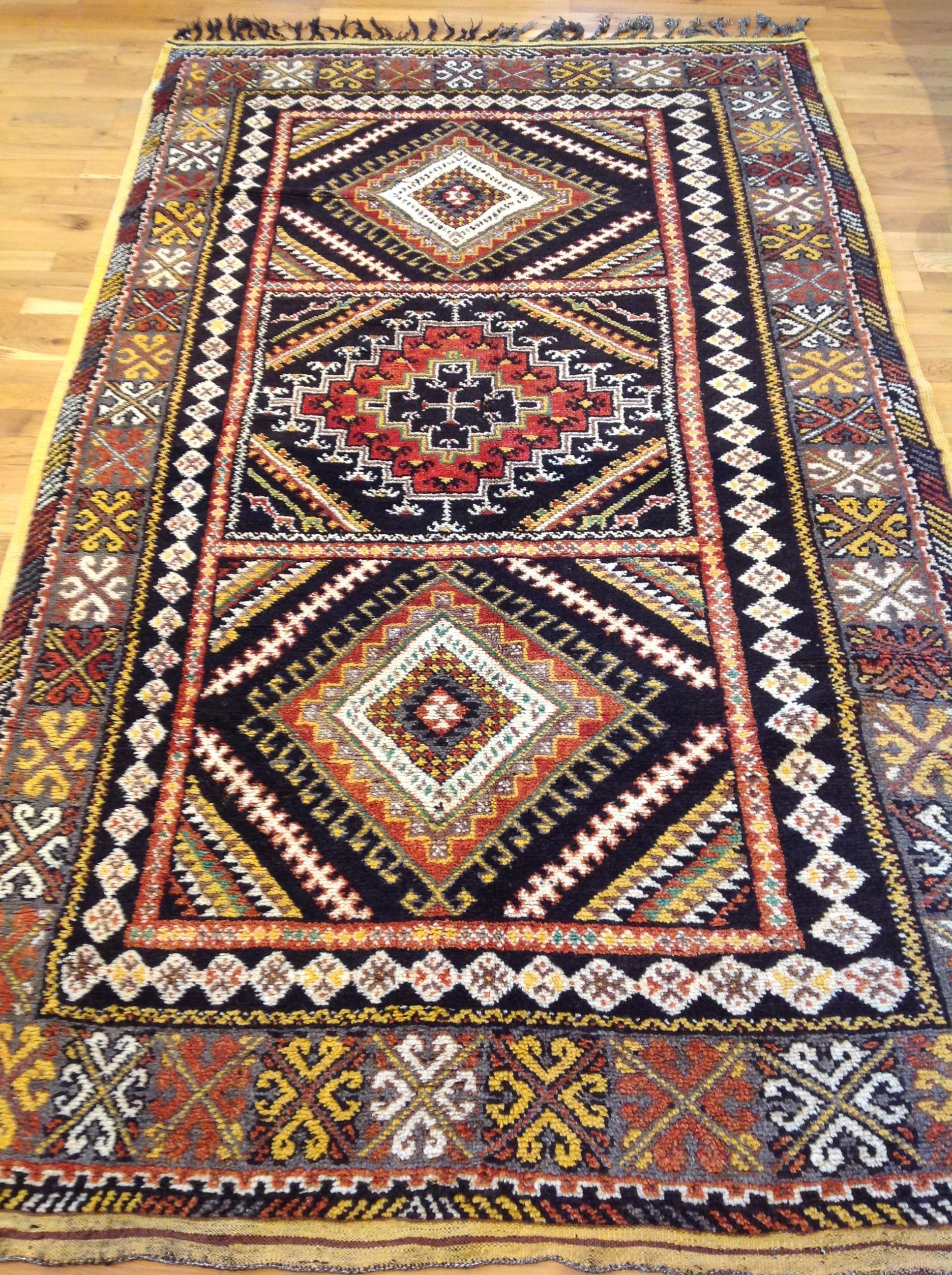 Vintage Tribal Moroccan Rug In Good Condition For Sale In Los Angeles, CA