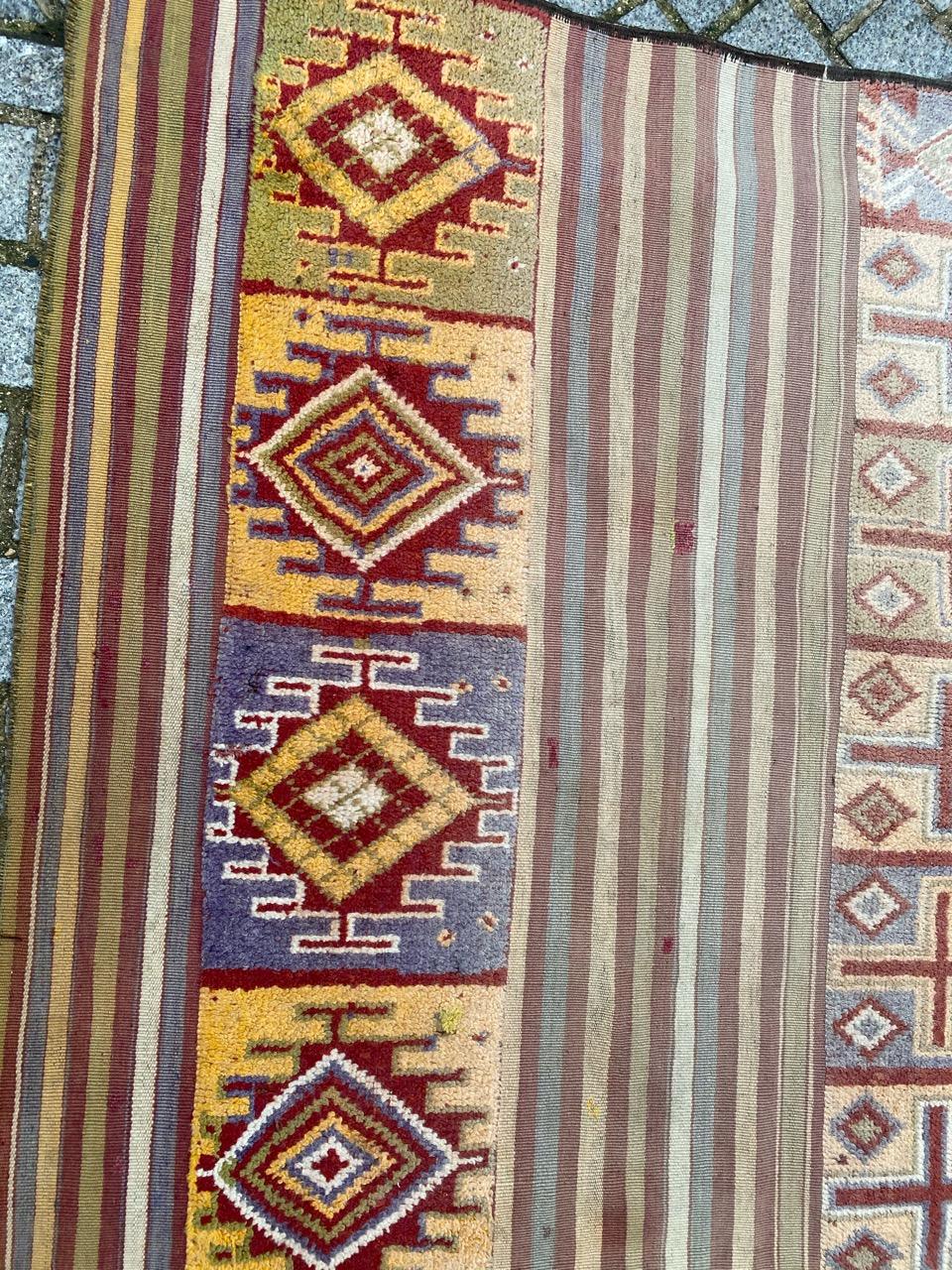 Noué à la main Le joli tapis marocain tribal vintage de Bobyrug en vente