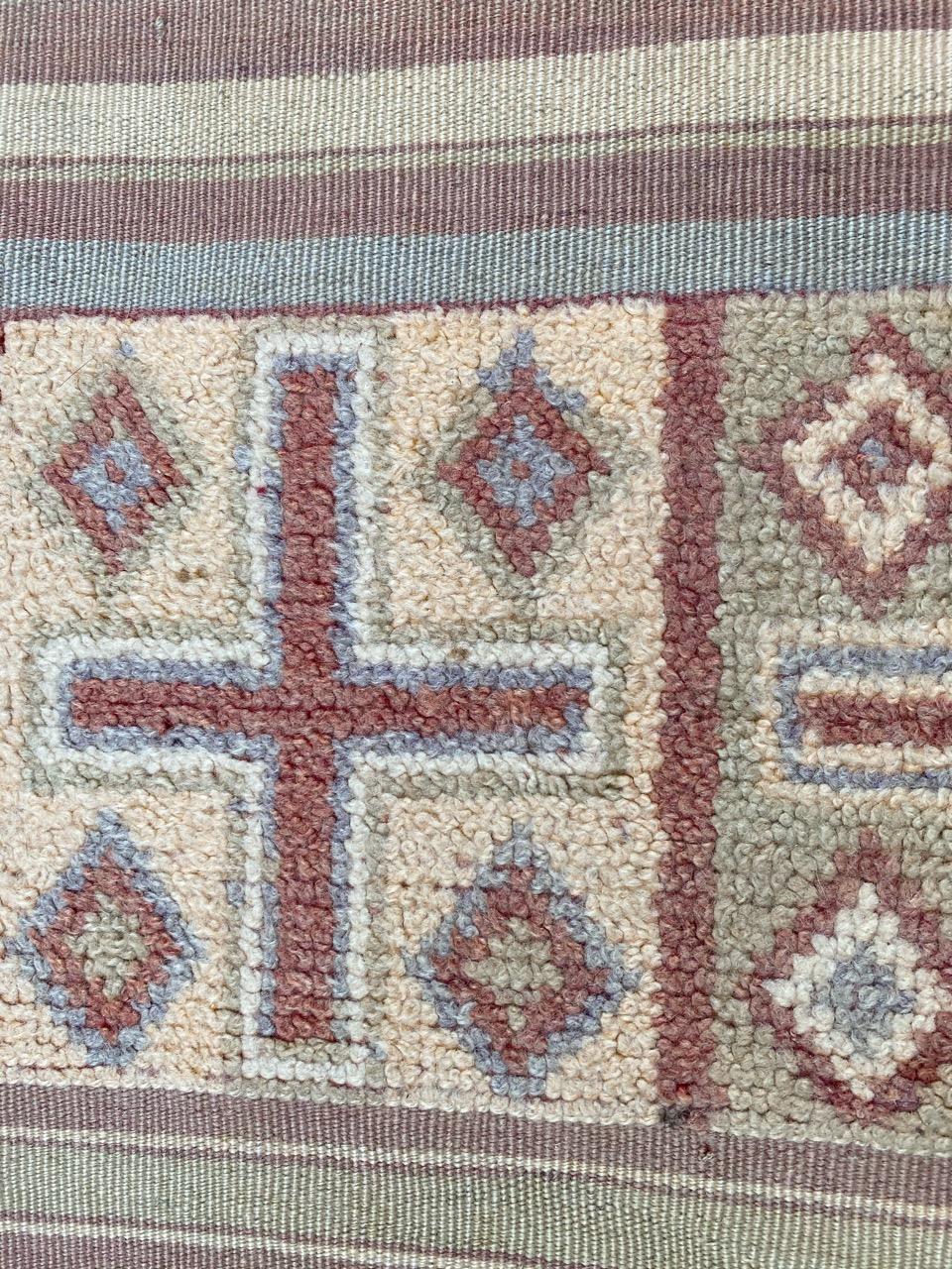 Laine Le joli tapis marocain tribal vintage de Bobyrug en vente