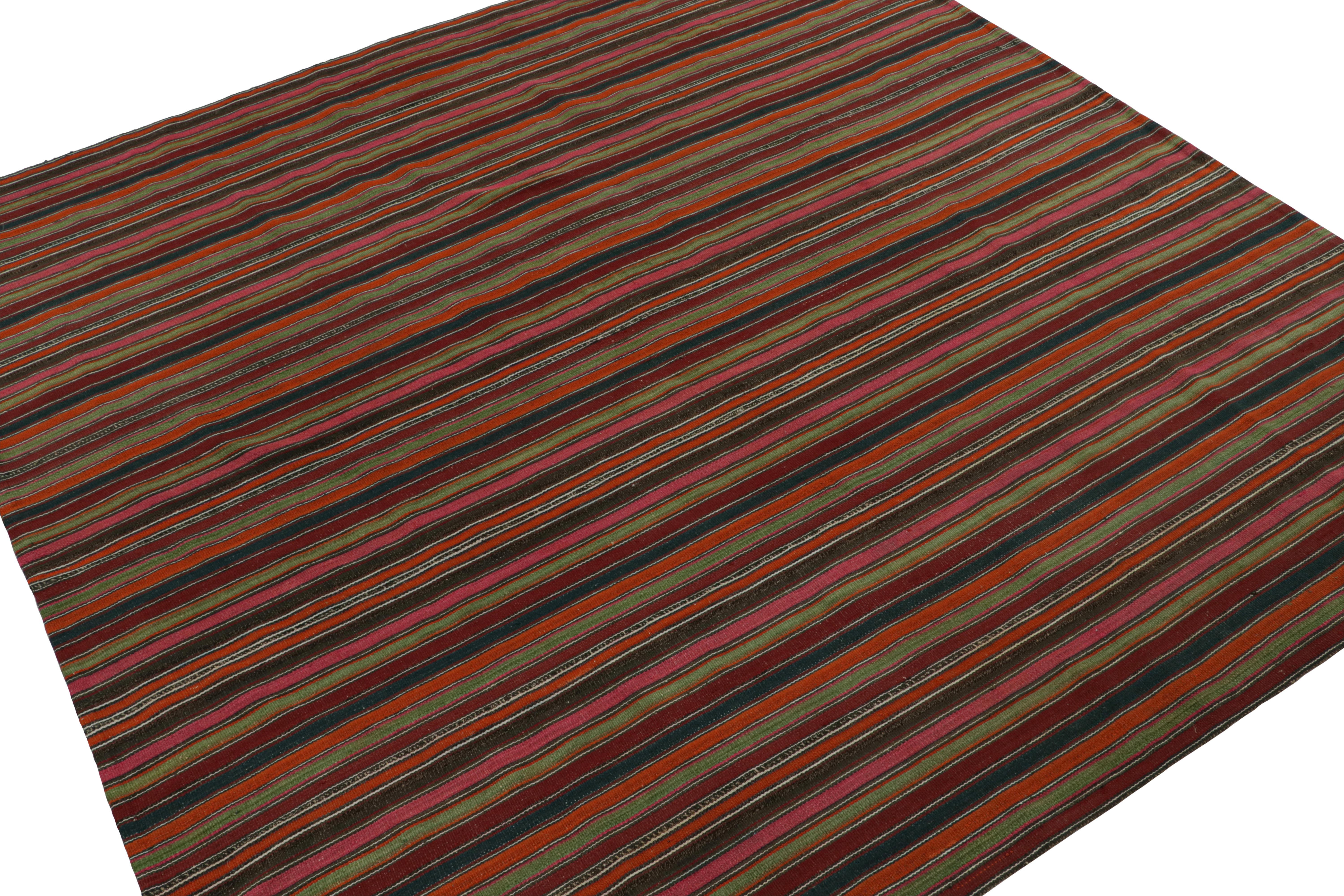 Este kilim persa vintage de 7x7 es un corredor de galería que se cree que es una alfombra tribal bidjar o shahsavan. Tejida a mano en lana, su origen se remonta a 1950-1960 y presenta un interesante diseño policromático a rayas. 

Sobre el