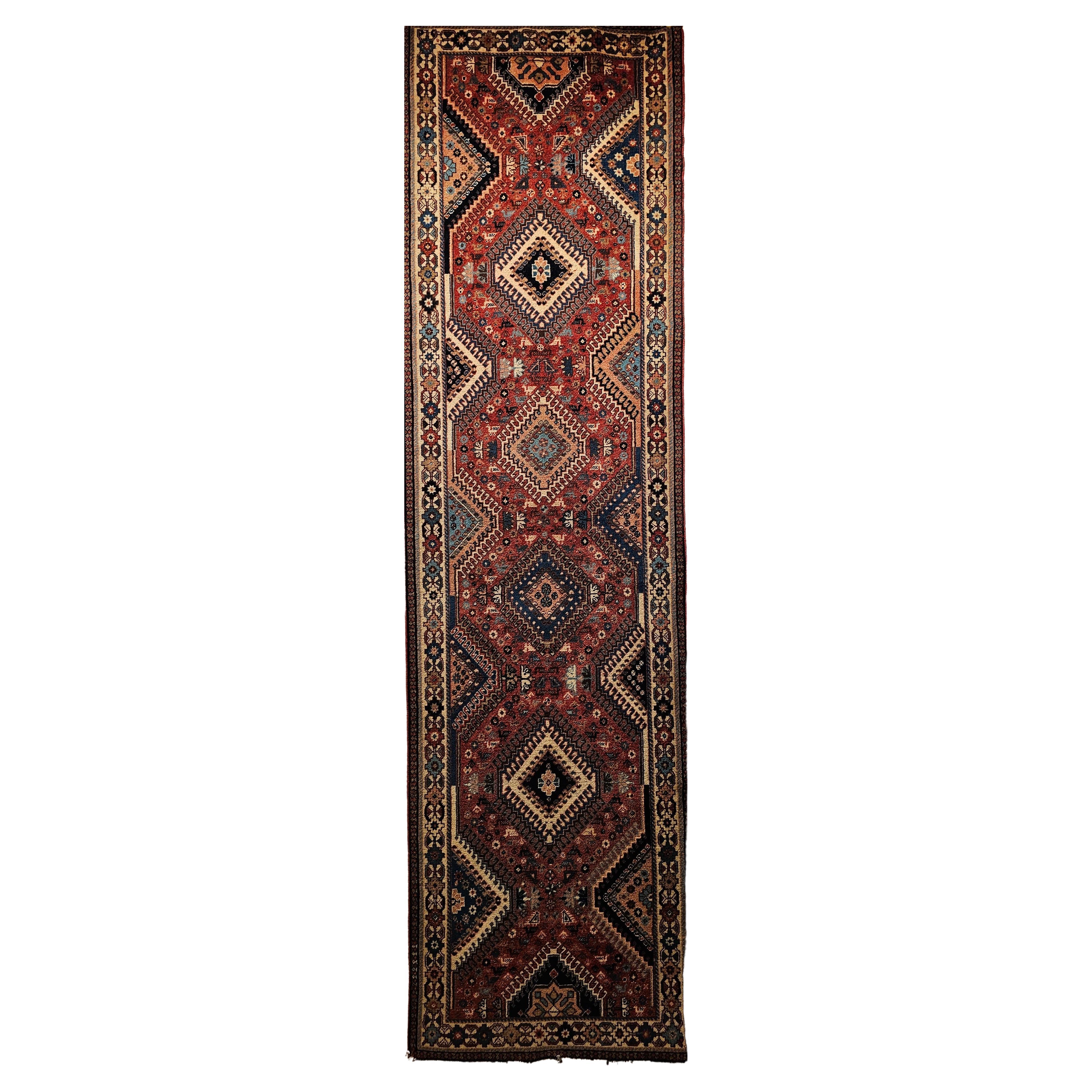 Tapis de couloir persan vintage Shiraz Yalameh à motif géométrique sur toute sa surface en rouge et ivoire