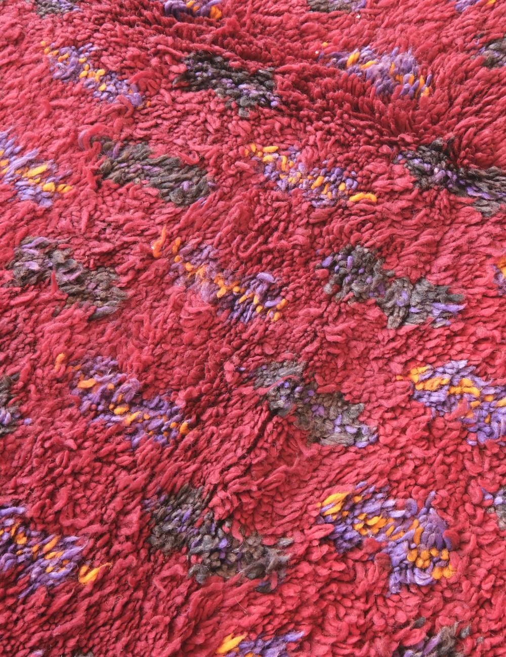 Alfombra vintage tribal marroquí Beni M'Guild de lana roja frambuesa Bohemio en venta