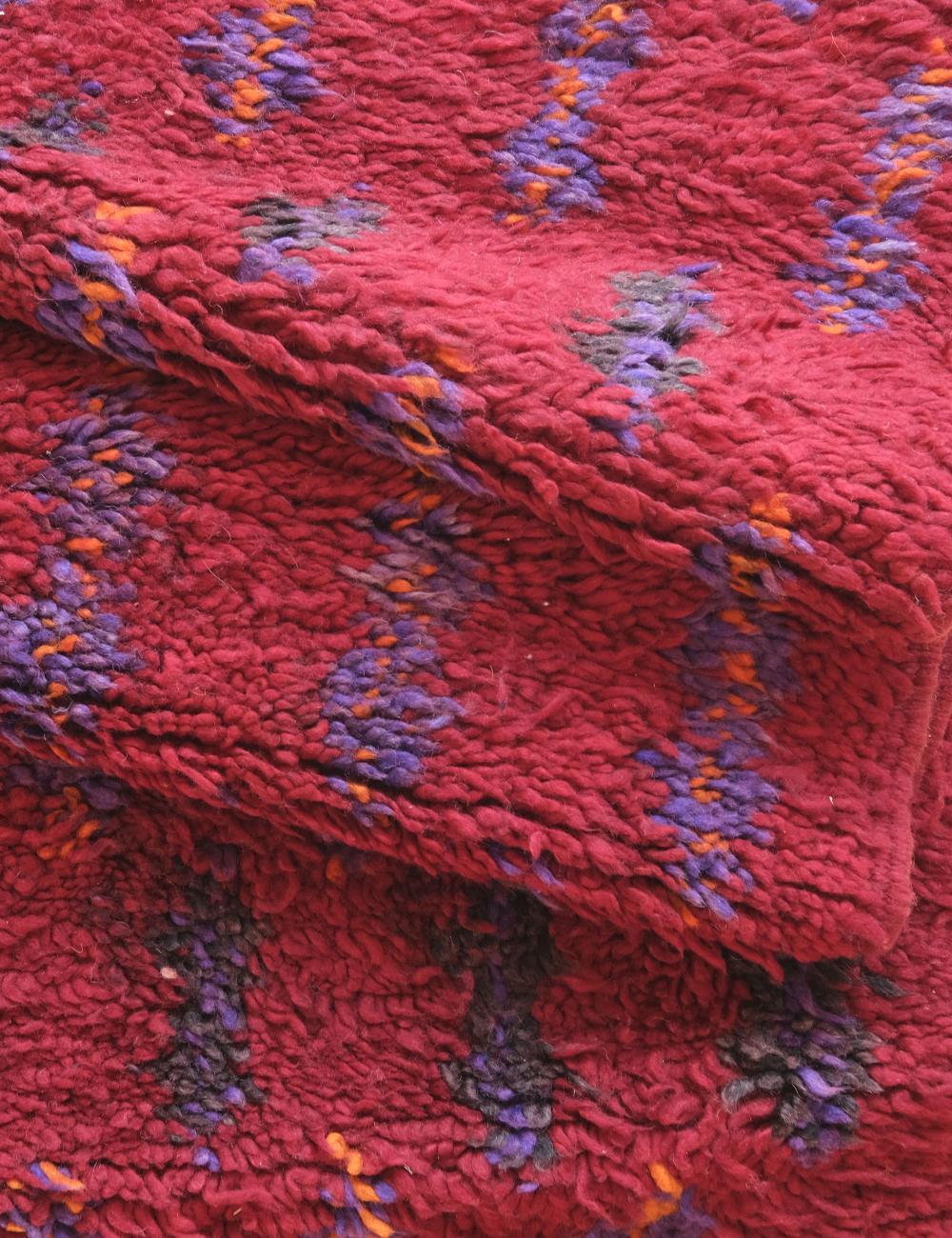 Alfombra vintage tribal marroqu�í Beni M'Guild de lana roja frambuesa Marroquí en venta