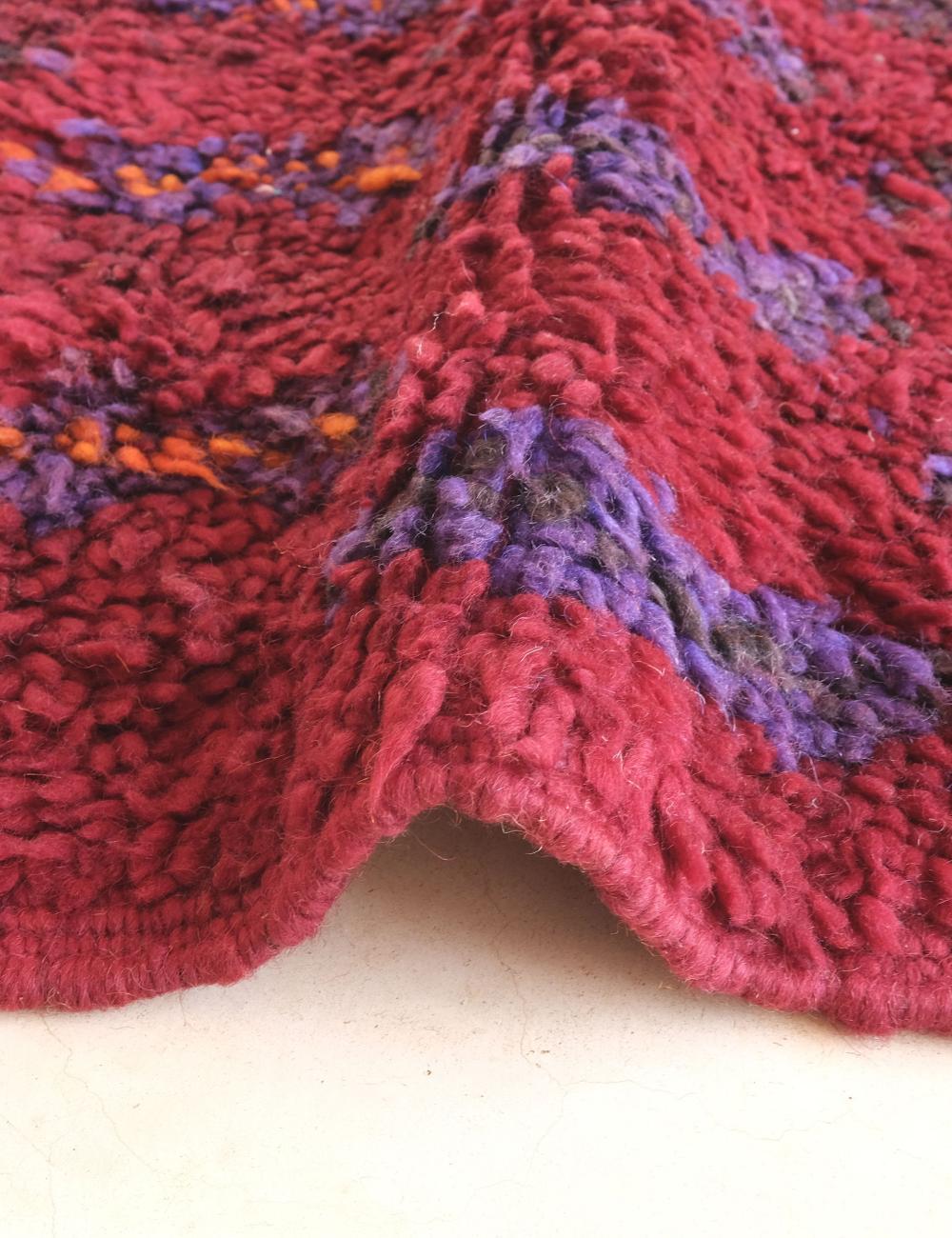 Alfombra vintage tribal marroquí Beni M'Guild de lana roja frambuesa Tejido en venta