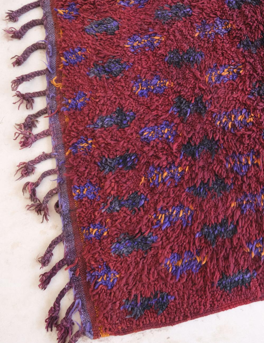Alfombra vintage tribal marroquí Beni M'Guild de lana roja frambuesa mediados del siglo XX en venta