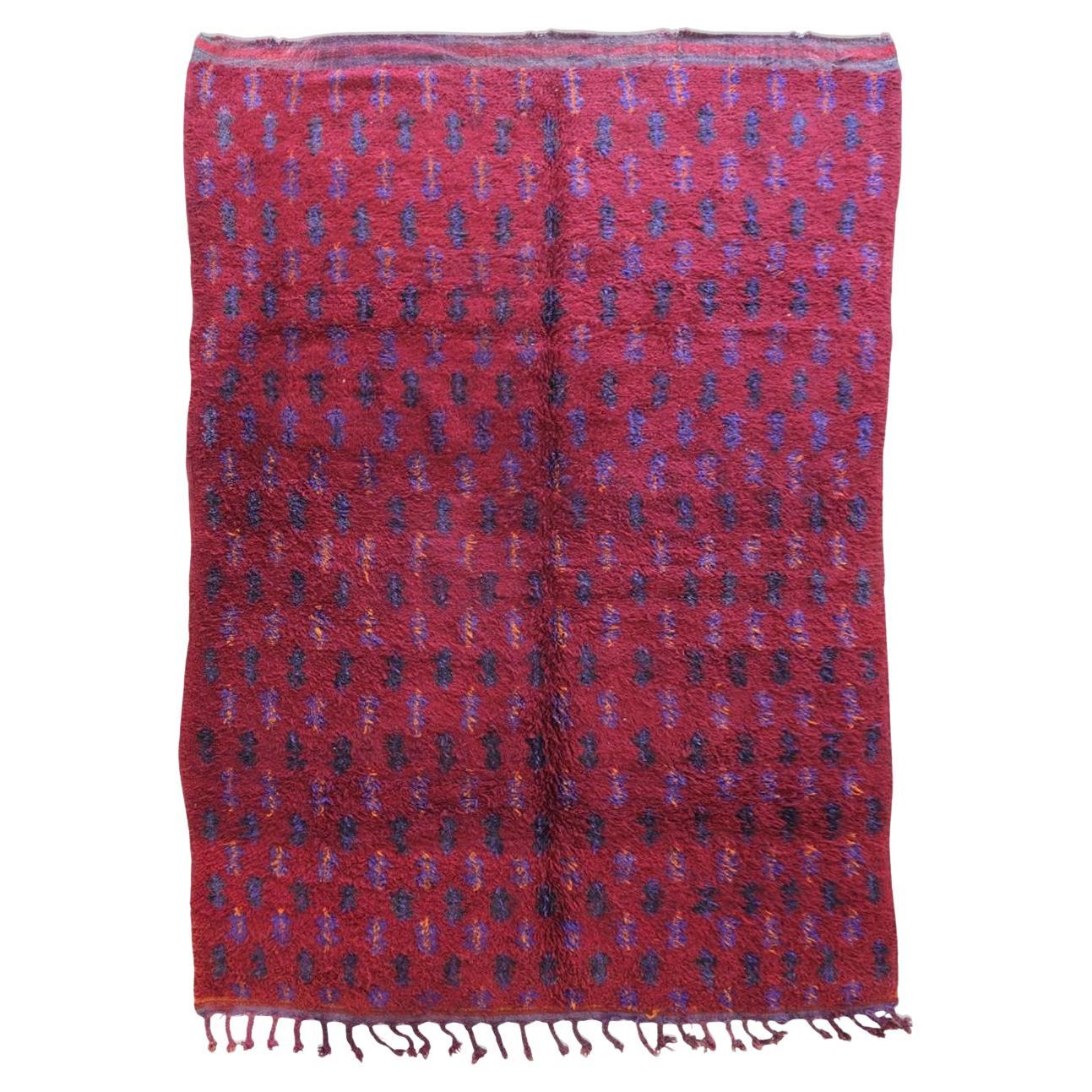 Alfombra vintage tribal marroquí Beni M'Guild de lana roja frambuesa en venta