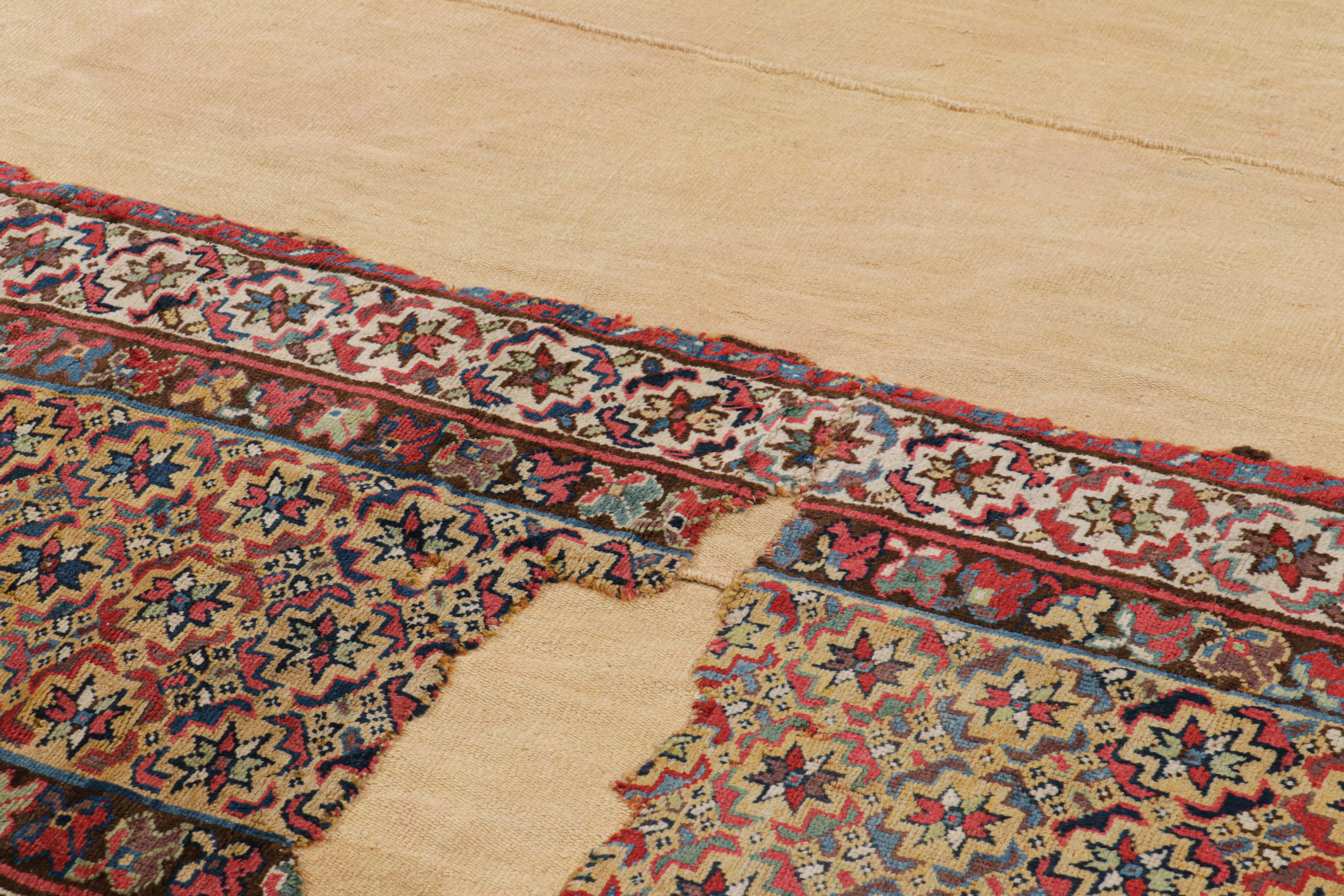 Noué à la main en laine et originaire de Turquie, ce tapis vintage à fragments 7x7 repose calmement sur un tissu plat beige.

Sur le Design : 


Les admirateurs de l'artisanat noteront que la plus petite pièce de surface est un tapis tribal turc, et