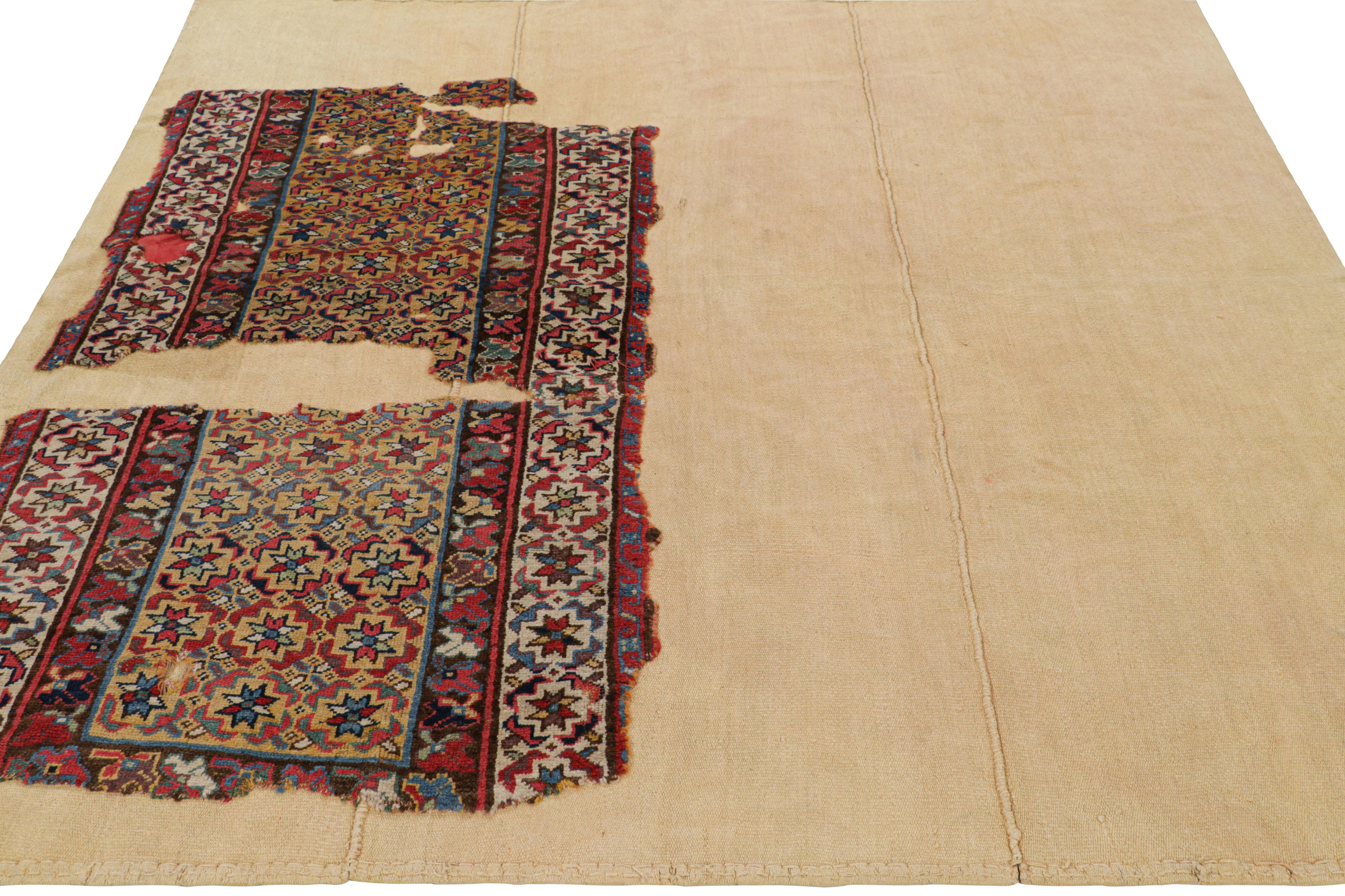 Tissé à la main Fragment de tapis tribal vintage superposé avec support en tissu plat - Rug & Kilim en vente