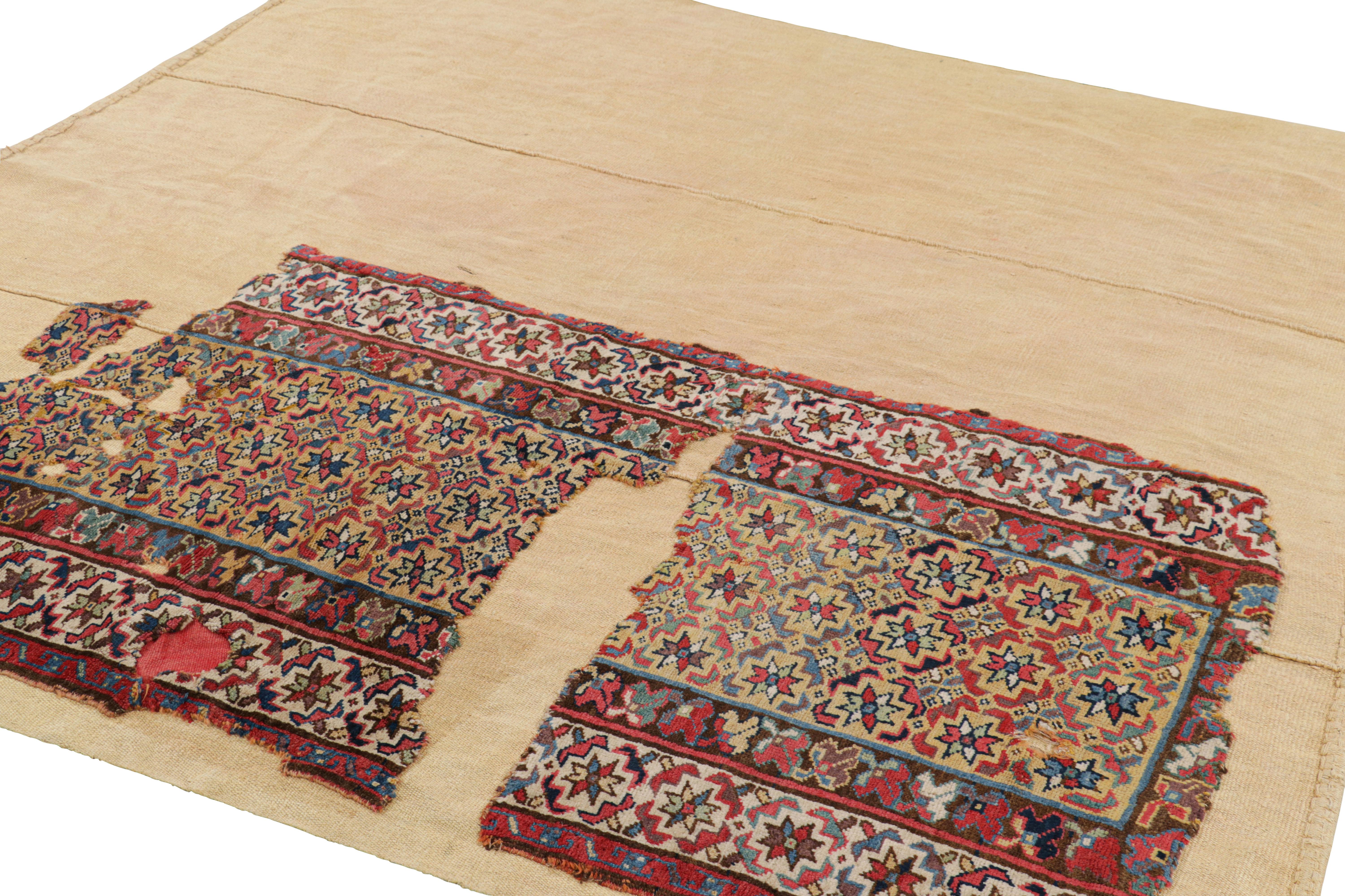 Fragment de tapis tribal vintage superposé avec support en tissu plat - Rug & Kilim Bon état - En vente à Long Island City, NY