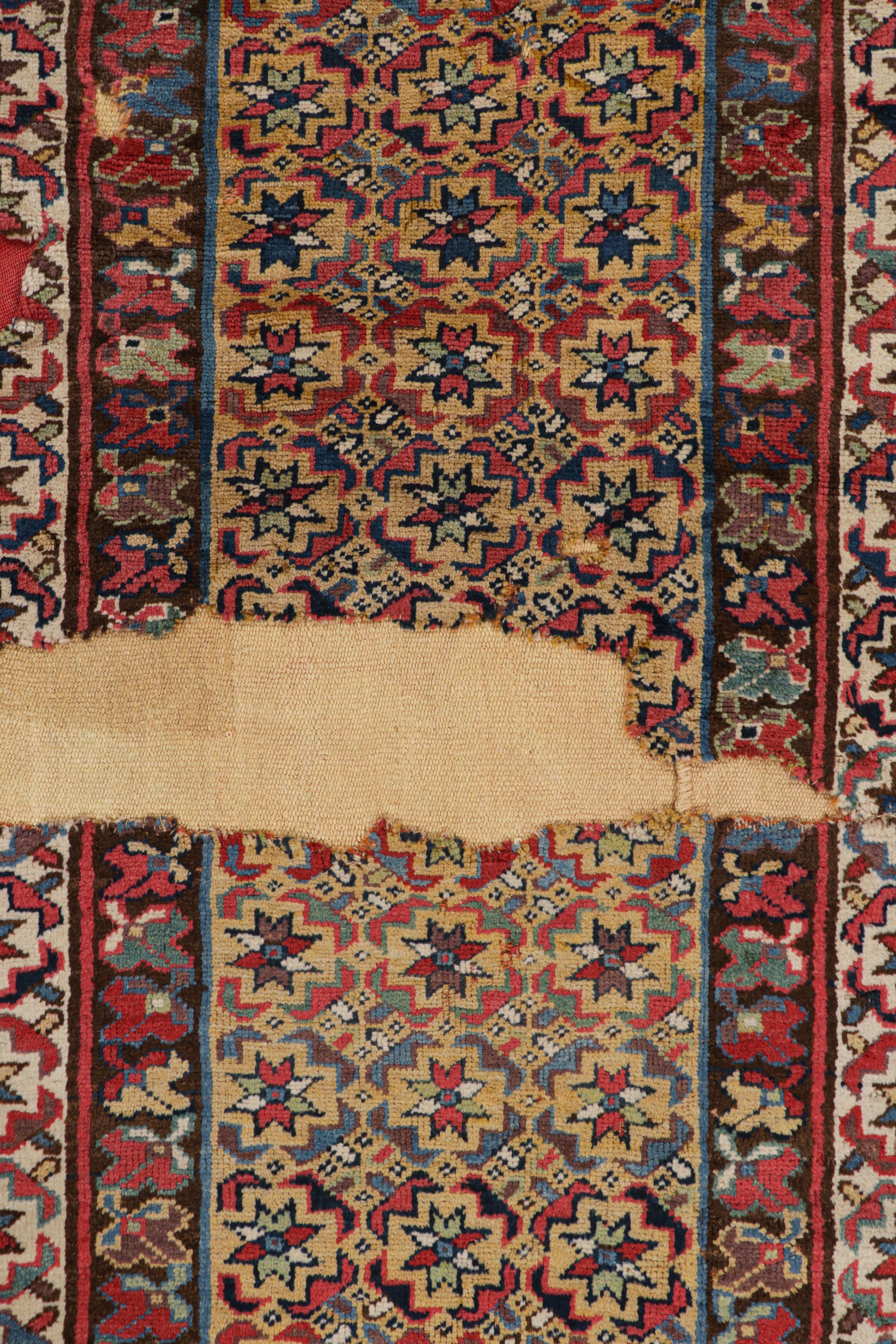 Milieu du XXe siècle Fragment de tapis tribal vintage superposé avec support en tissu plat - Rug & Kilim en vente