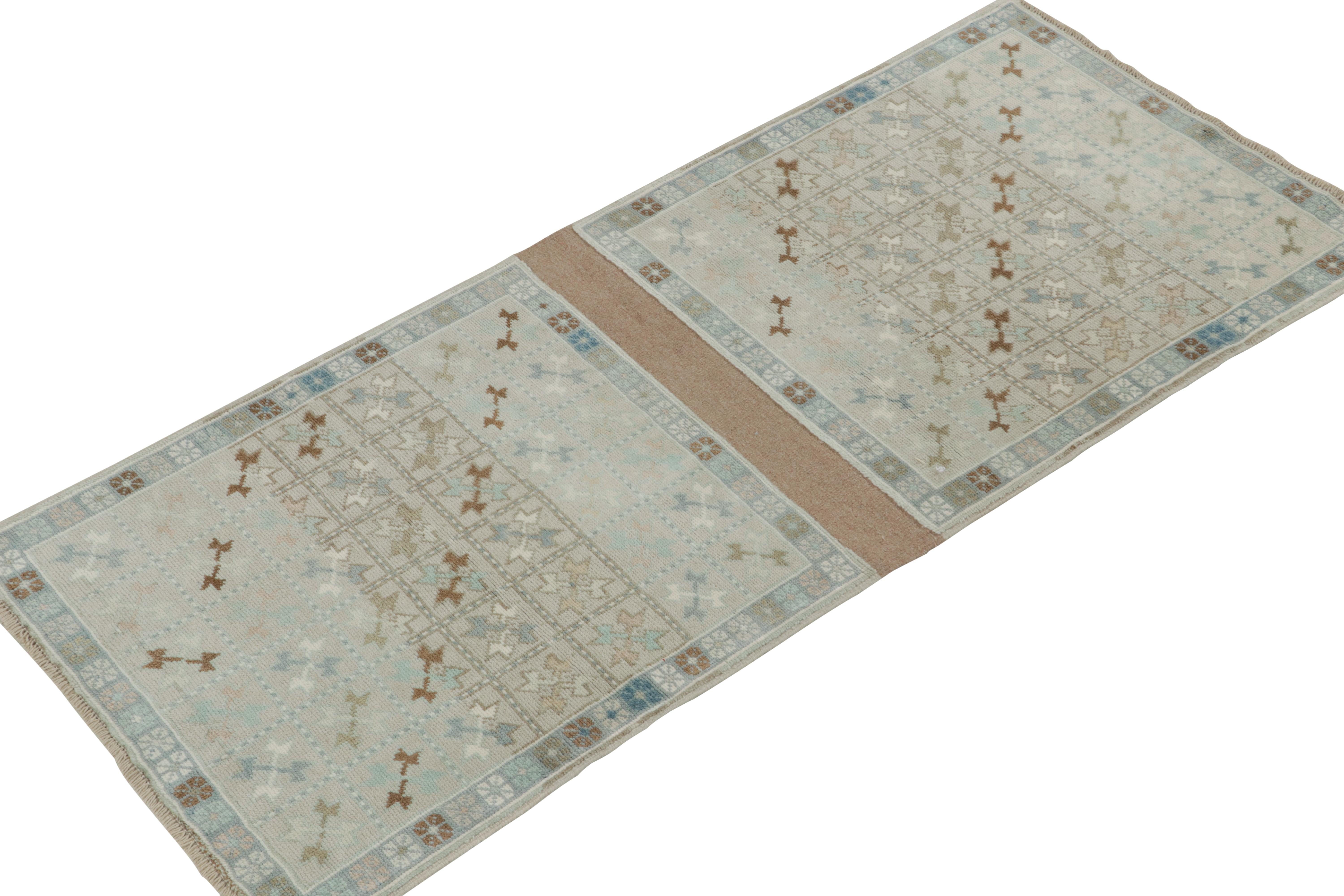 Vintage Stammeskunst-Teppich in Grau mit geometrischen Mustern in Beige und Blau von Rug & Kilim (Türkisch) im Angebot
