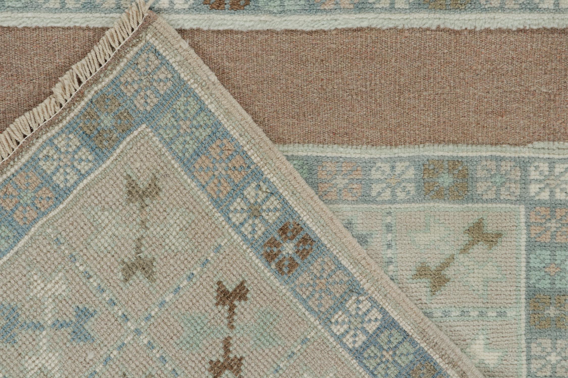 Milieu du XXe siècle Tapis tribal vintage gris avec motifs géométriques beiges et bleus de Rug & Kilim en vente