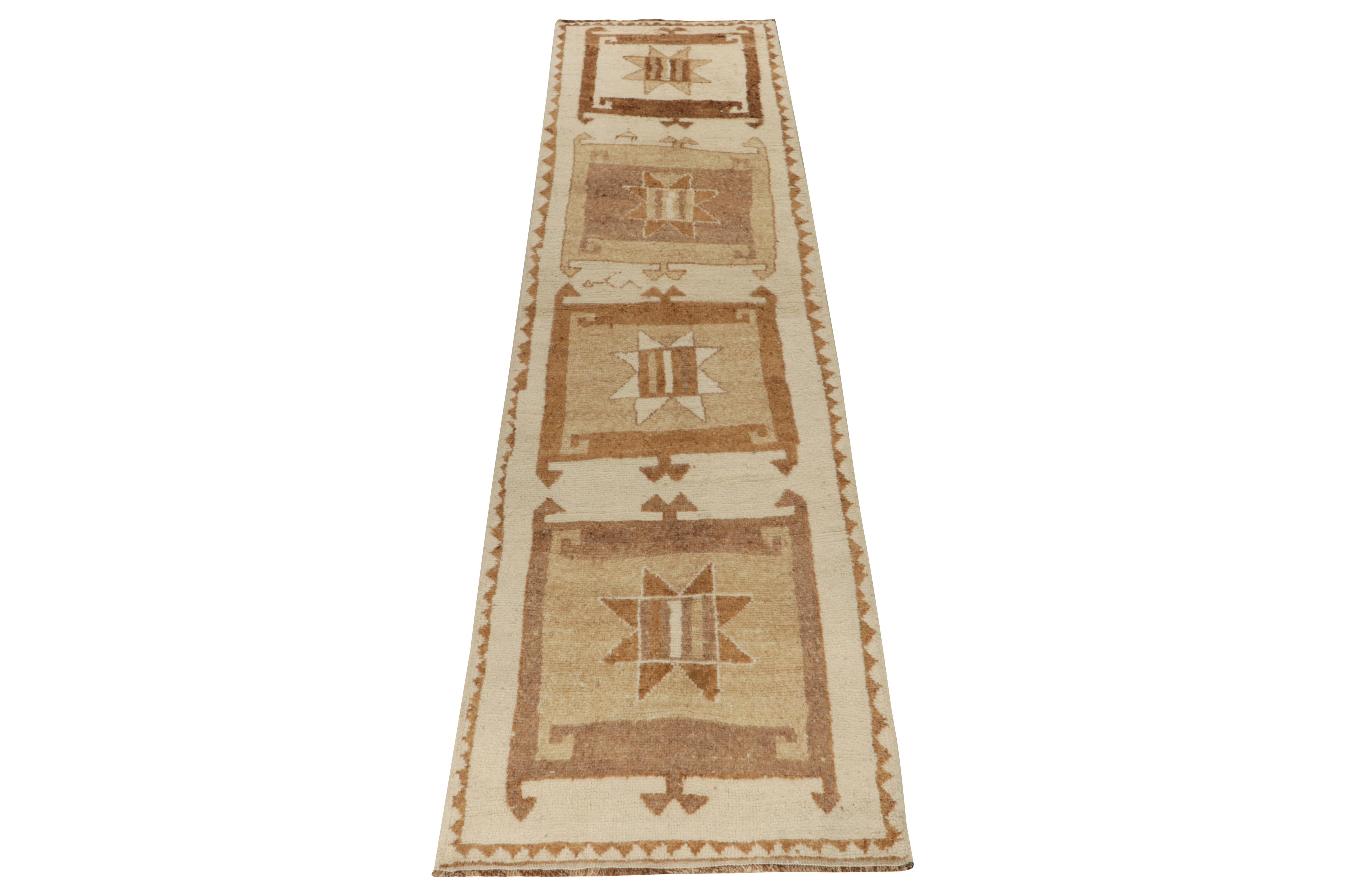 Aus der Vintage-Auswahl von Rug & Kilim: ein handgeknüpfter Teppich 4x14 mit subtiler nomadischer Inspiration. Das Tribal-Stück aus den 1950er Jahren zeigt traditionelle Motive in einem geometrischen Muster, das friedlich auf dem Feld in cremigen