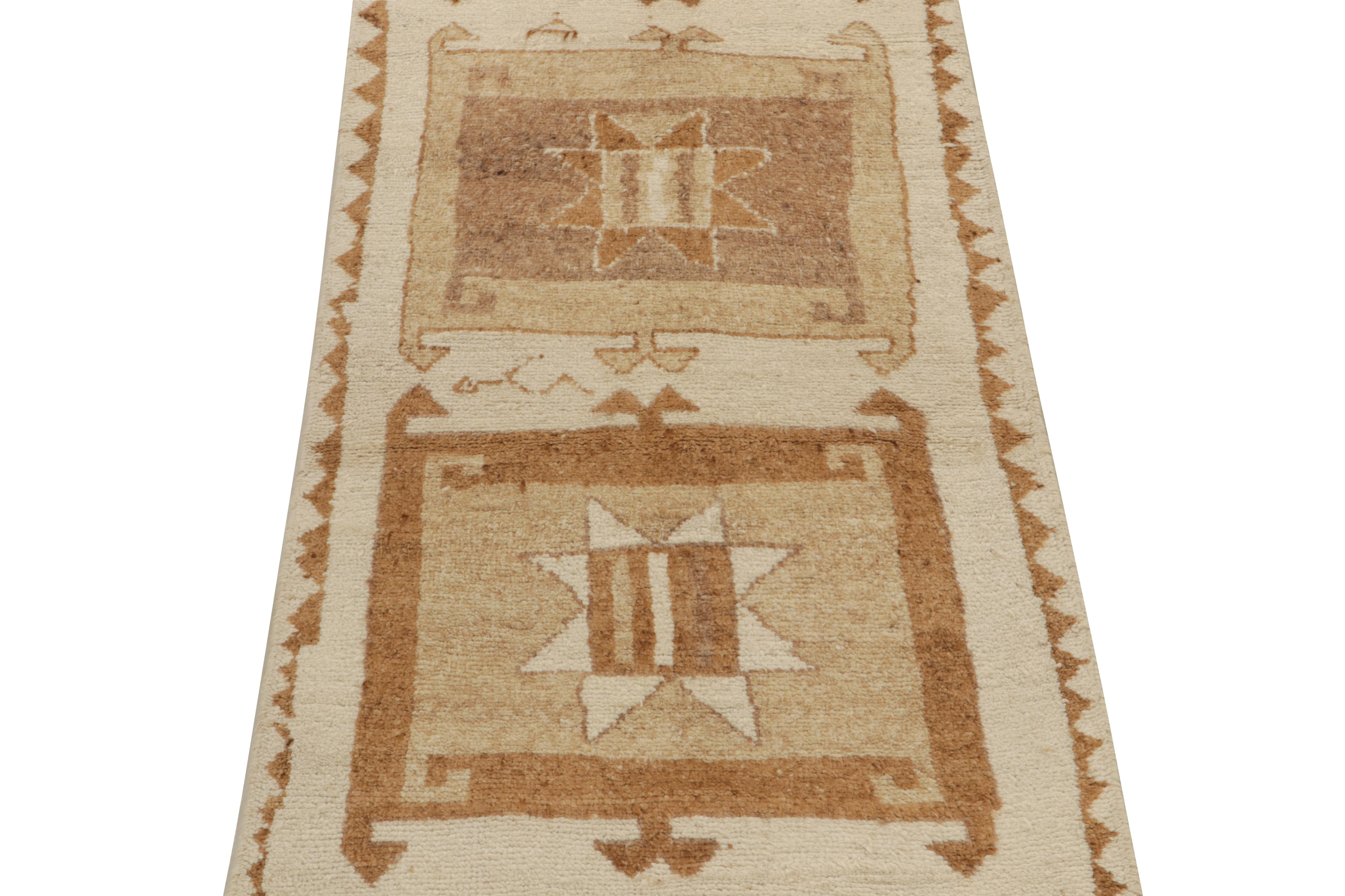 Stammeskunst-Teppich mit geometrischem Muster in Weiß & Beige-Braun (Handgeknüpft) im Angebot