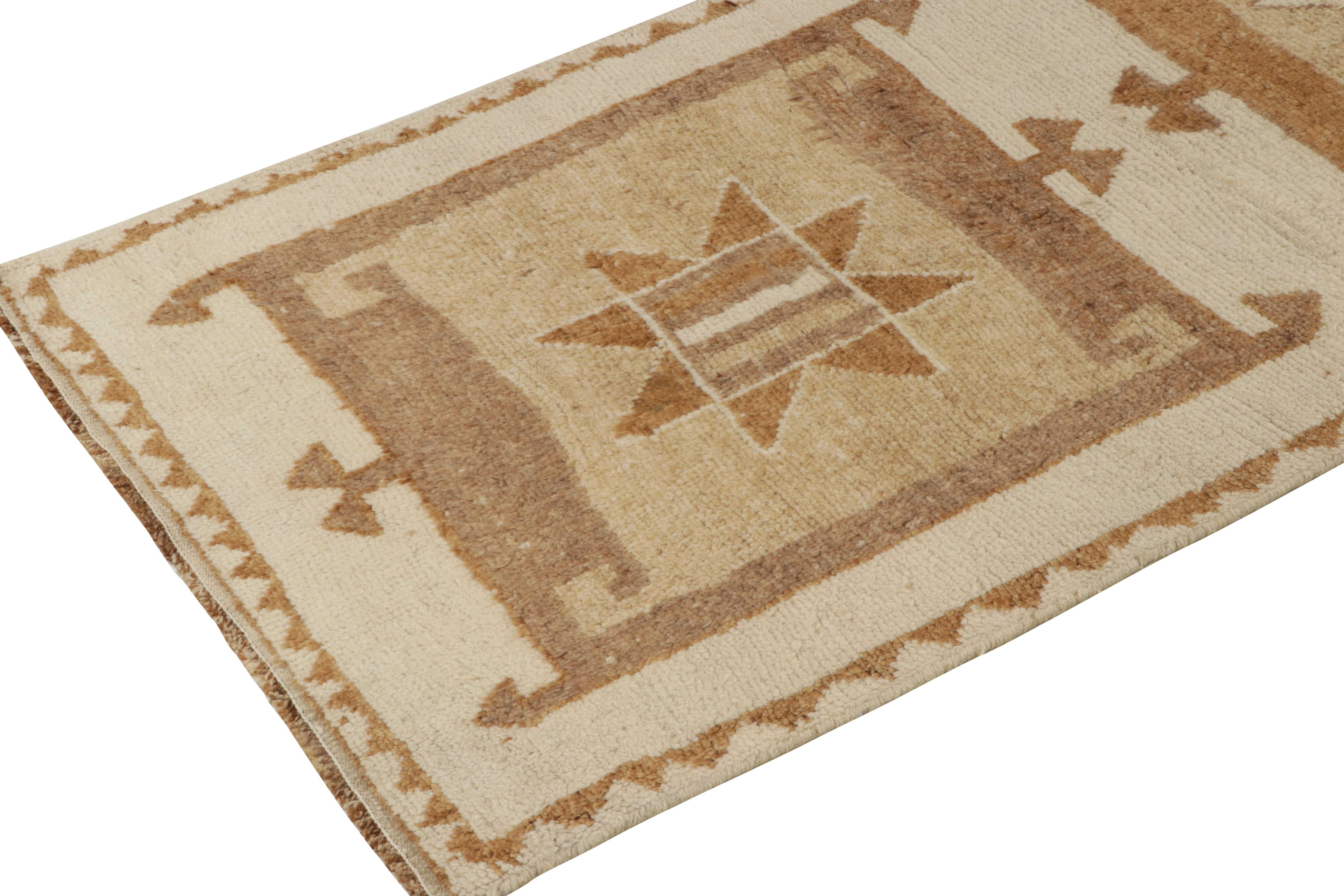 Stammeskunst-Teppich mit geometrischem Muster in Weiß & Beige-Braun im Zustand „Gut“ im Angebot in Long Island City, NY