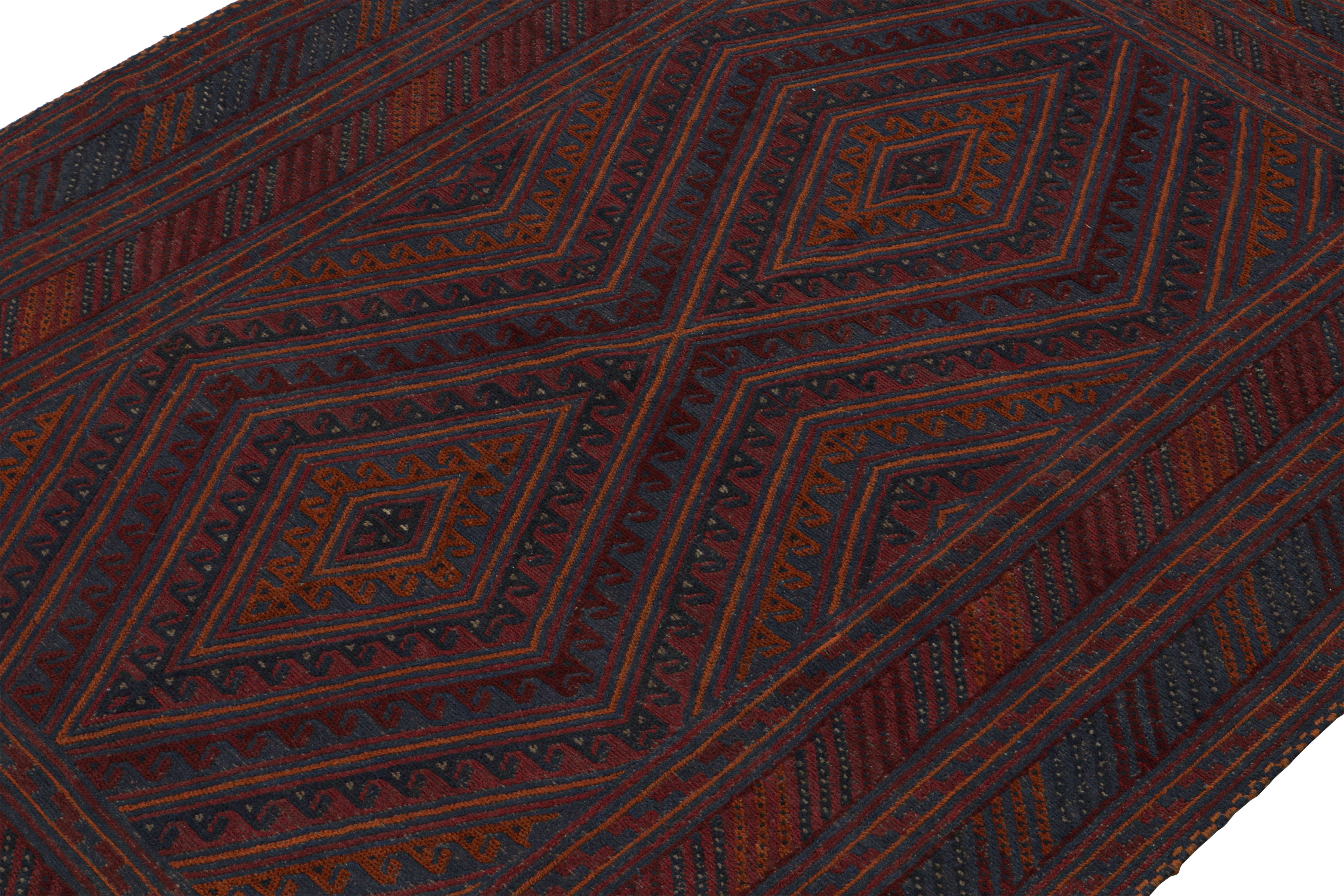 Afghan Tapis tribal vintage à motifs géométriques rouges, oranges et bleus, de Rug & Kilim en vente