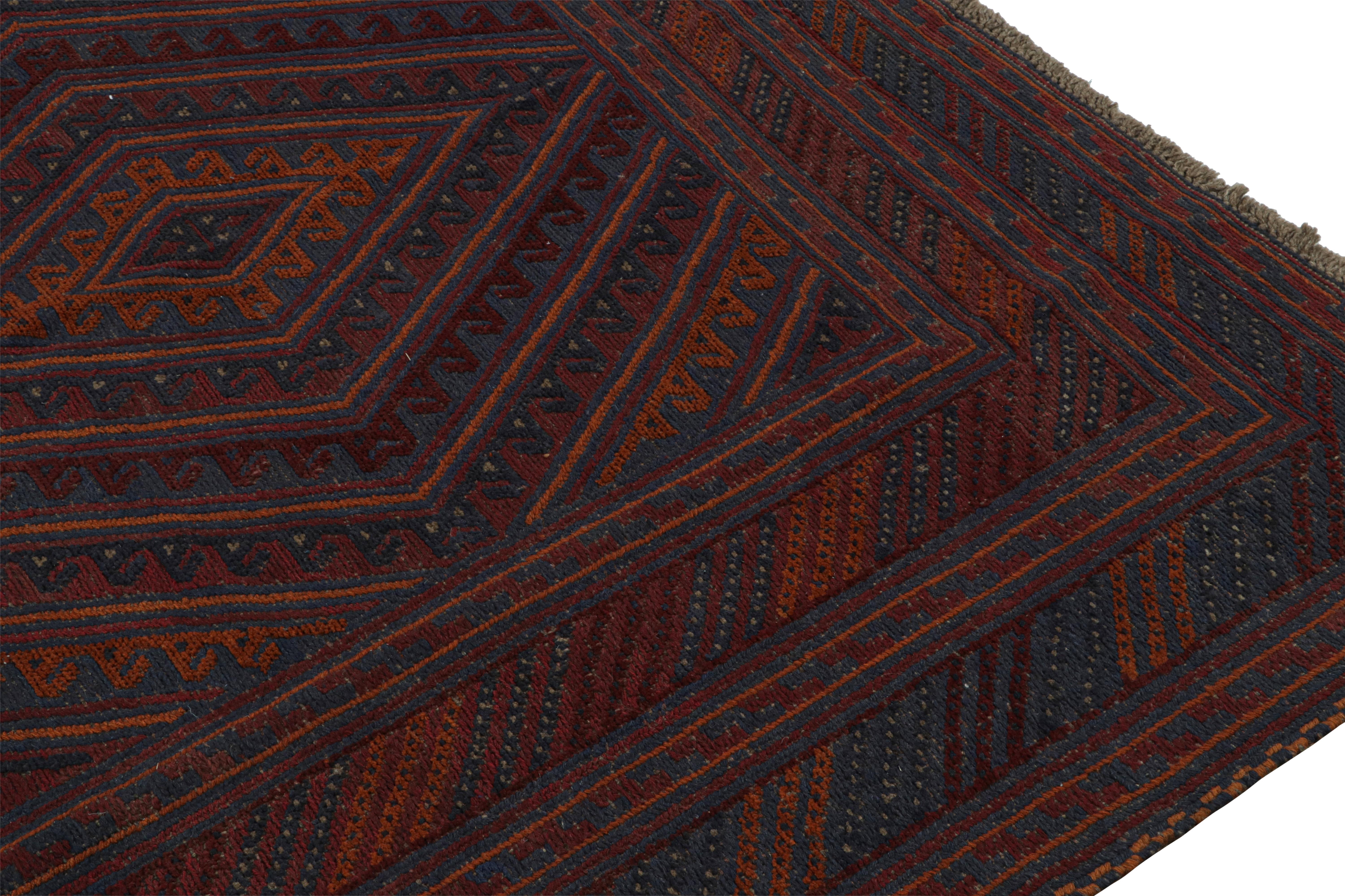 Noué à la main Tapis tribal vintage à motifs géométriques rouges, oranges et bleus, de Rug & Kilim en vente