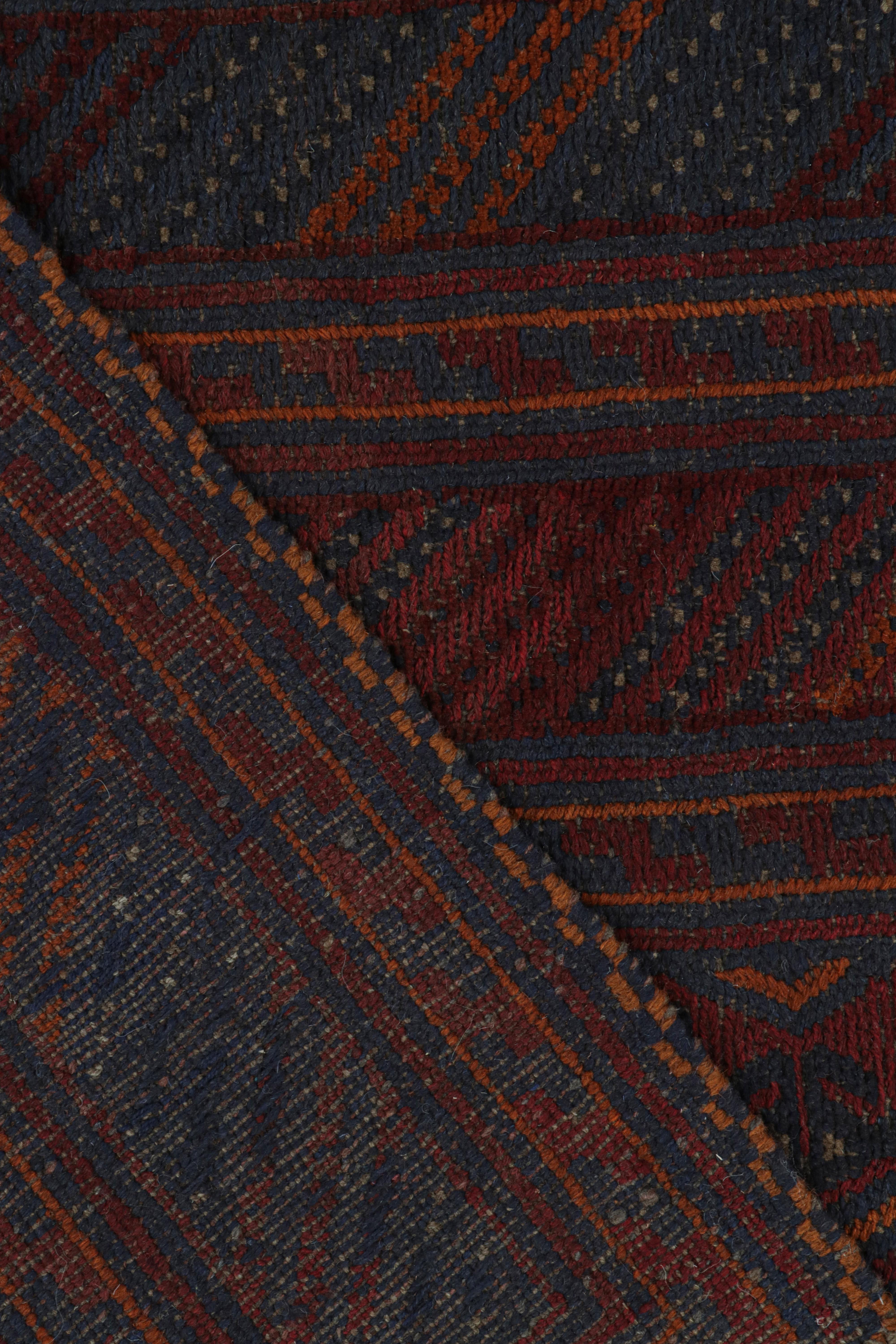 Milieu du XXe siècle Tapis tribal vintage à motifs géométriques rouges, oranges et bleus, de Rug & Kilim en vente