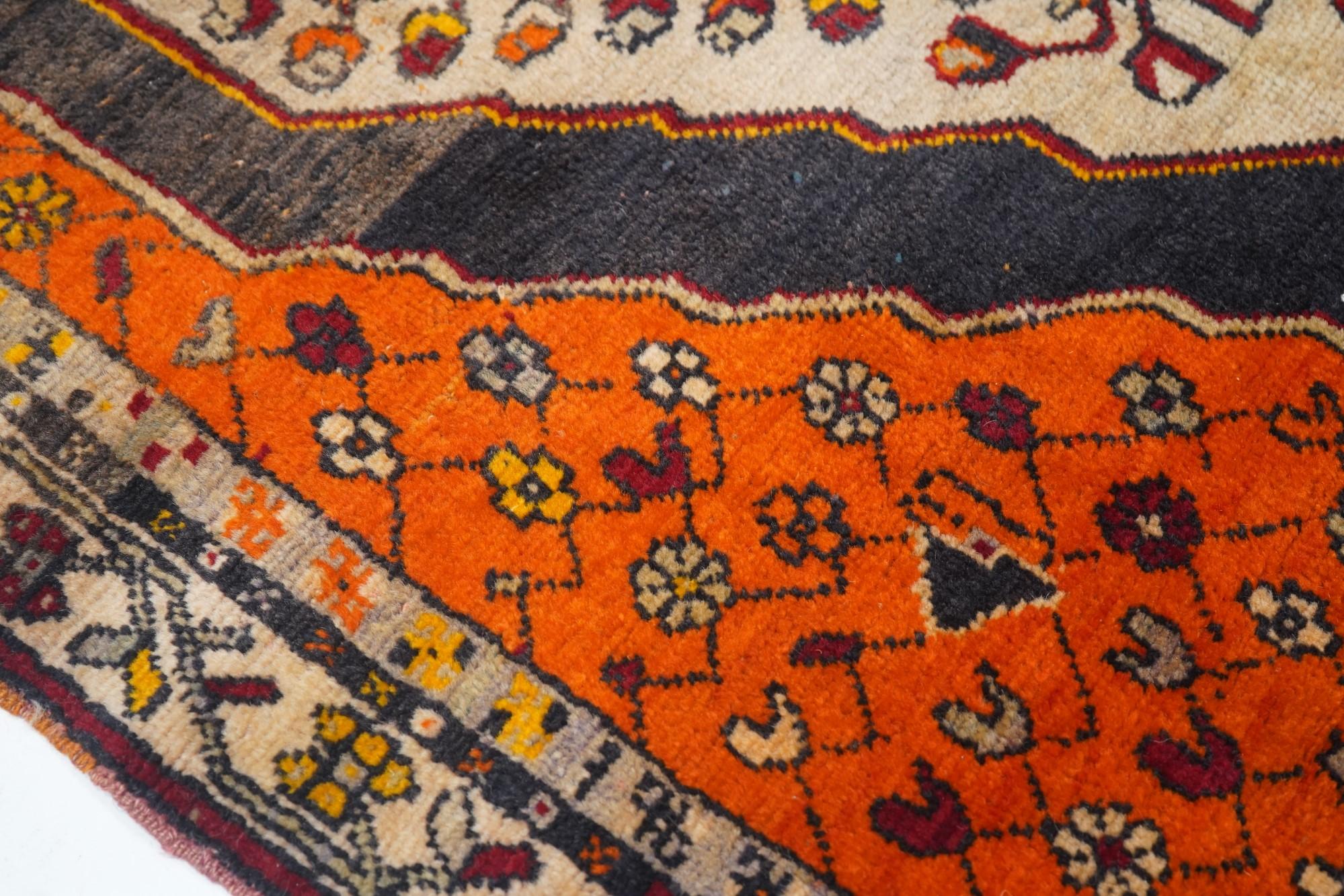 Tapis de couloir tribal vintage 3'6'' x 10'7'' Bon état - En vente à New York, NY