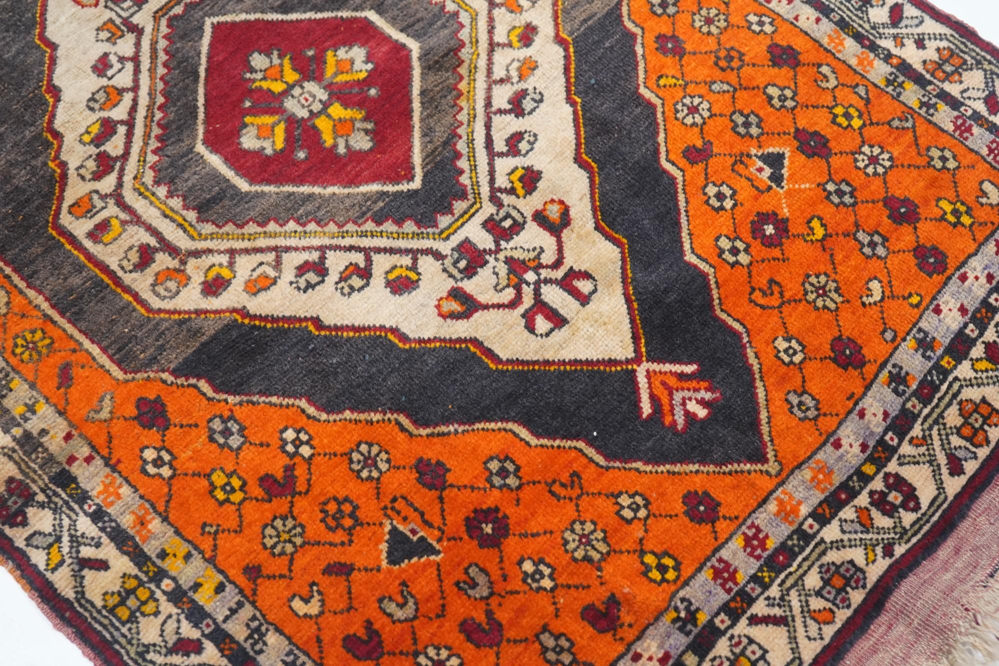 Milieu du XXe siècle Tapis de couloir tribal vintage 3'6'' x 10'7'' en vente