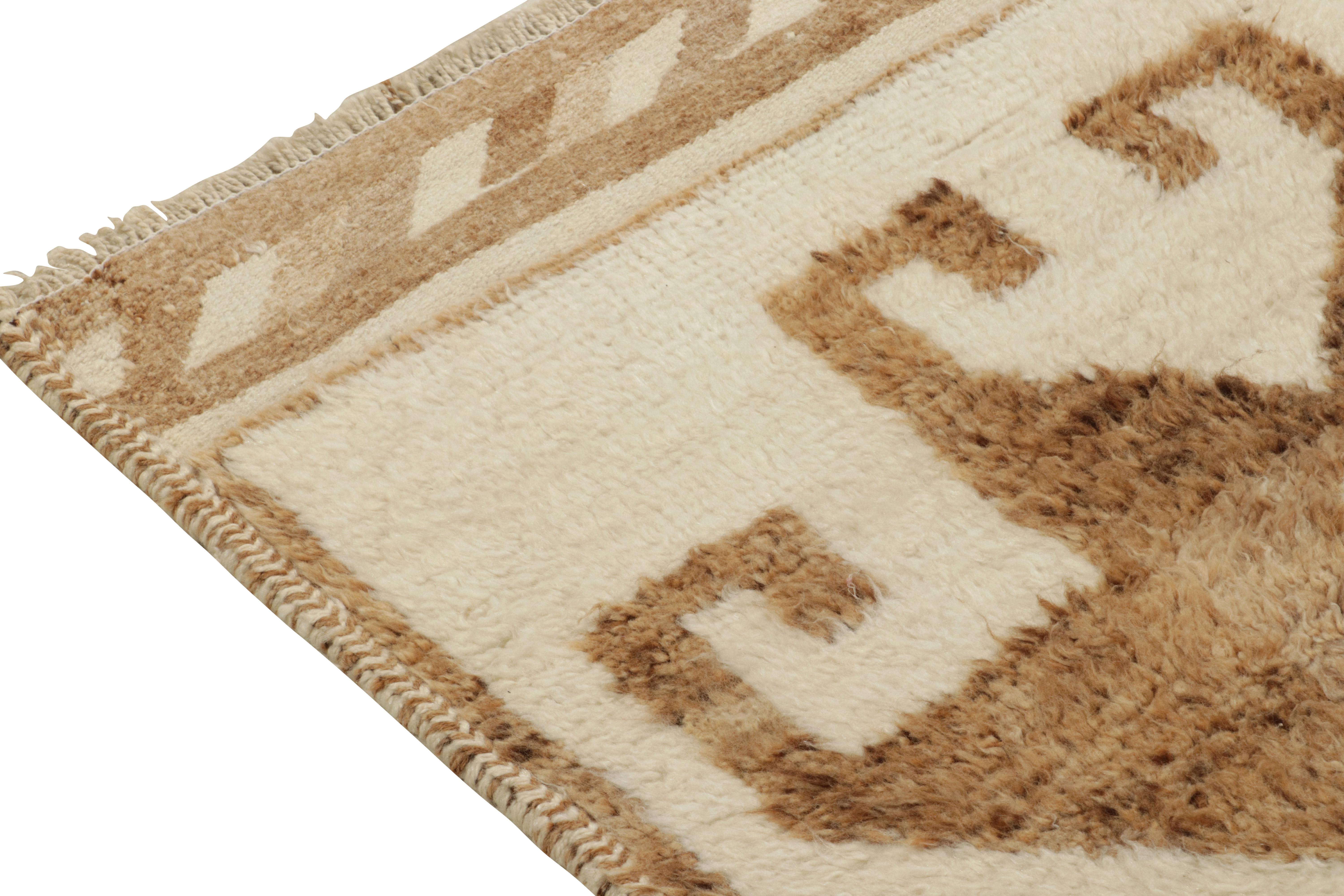 Vintage Stammeskunst-Läufer in Beige-Braun mit geometrischen Mustern, Stil von Teppich & Kelim im Zustand „Gut“ im Angebot in Long Island City, NY