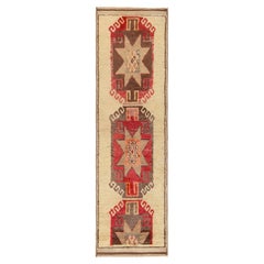 Tapis de couloir tribal vintage en beige-marron, motifs de médaillons rouges par Rug & Kilim