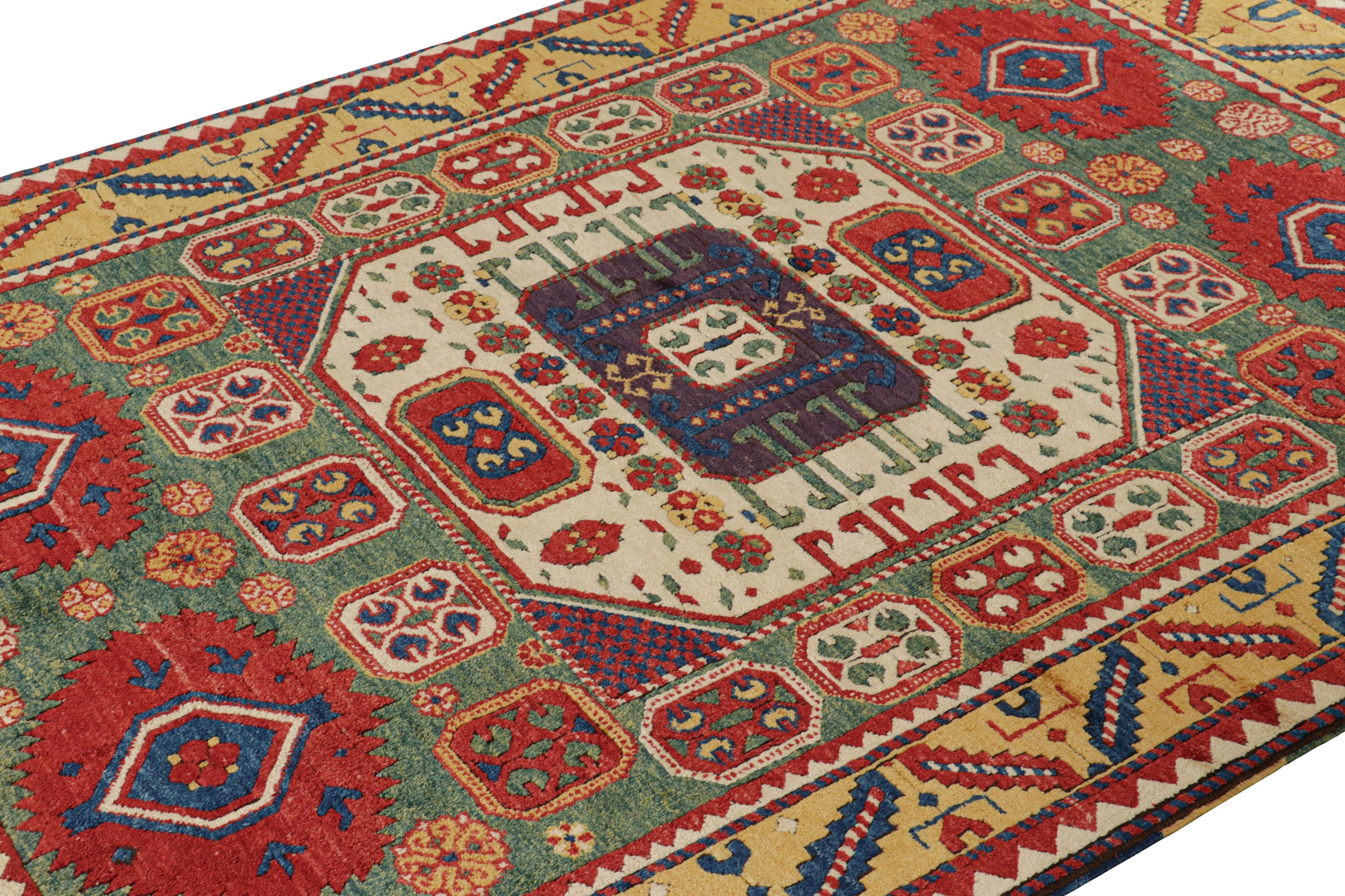 Dieser 5 x 8 große Vintage-Stammesteppich wurde um 1950-1950 in der Türkei aus handgeknüpfter Wolle hergestellt und ist eine aufregende neue Kuration aus dem Repertoire von Rug & Kilim an Teppichen aus der Mitte des Jahrhunderts. 

Über das Design: