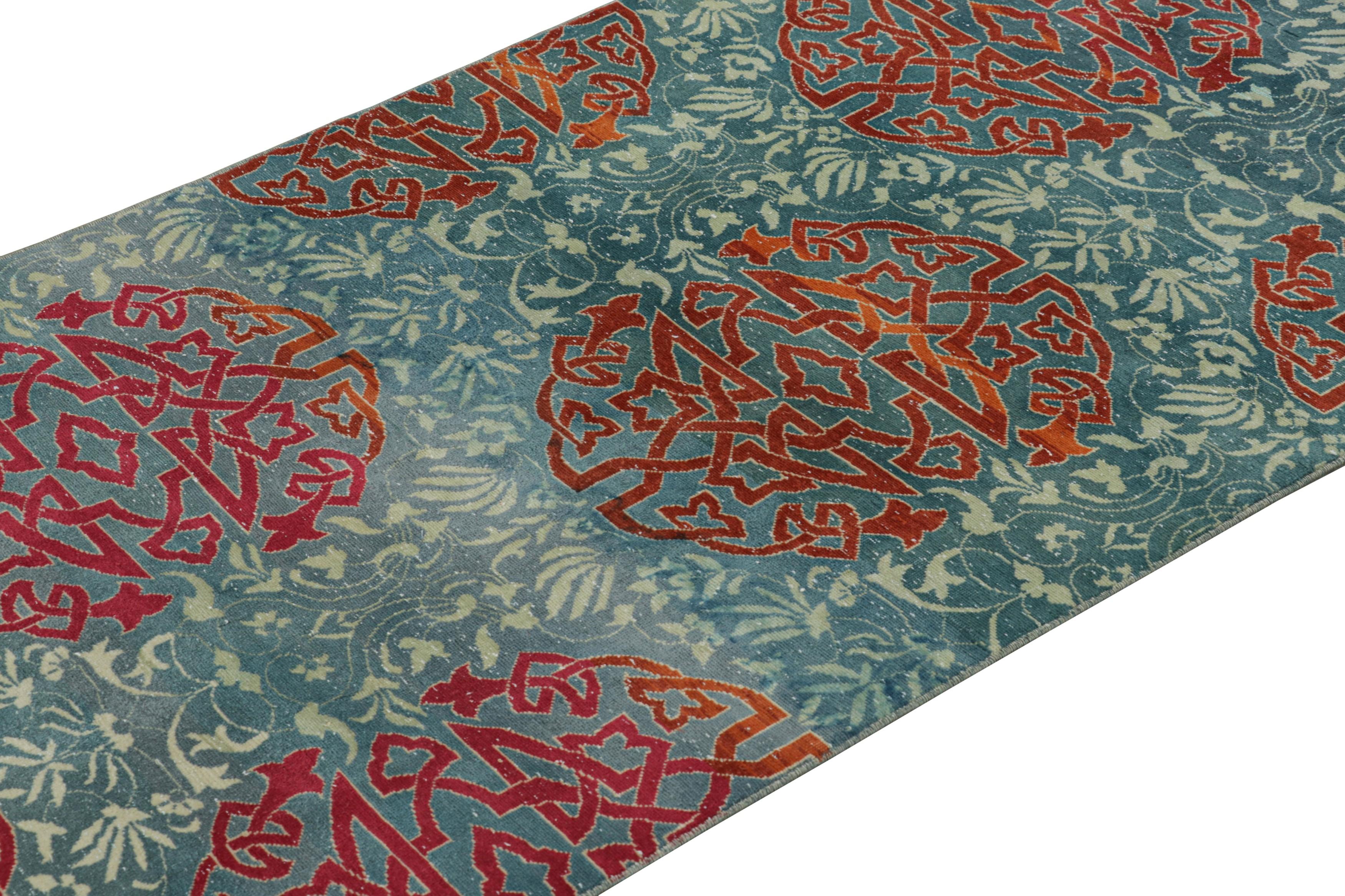 Fabricado con lana anudada a mano en Turquía hacia 1950-1960, este alfombrilla Hereke vintage de 3x8 pertenece a una nueva y emocionante colección de Rug & Kilim, con medallones arabescos a gran escala y motivos florales sobre un campo azul con un