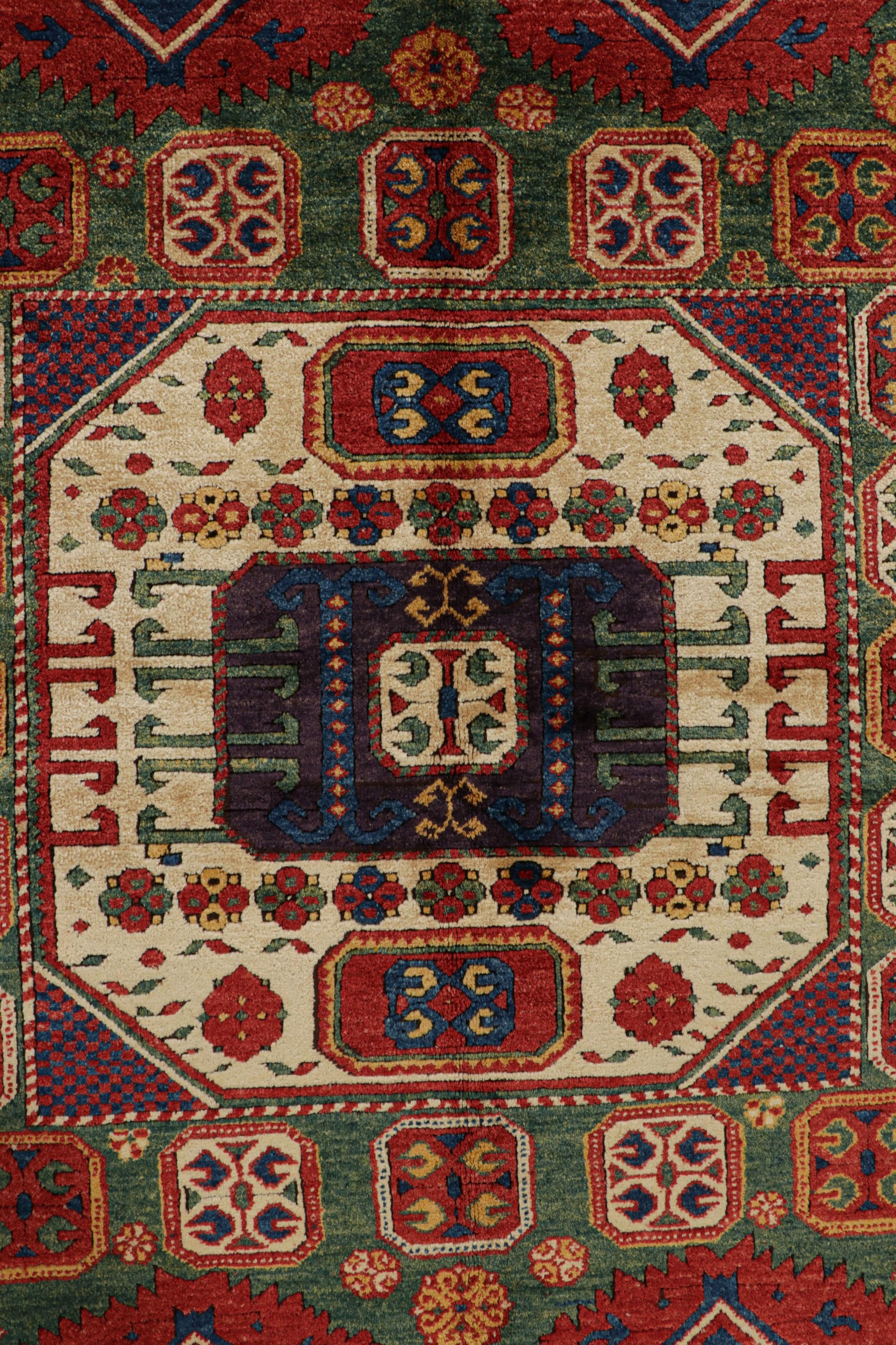 Vintage Stammeskunst-Läufer in Grün mit bunten Medaillons  Rug & Kilim (Türkisch) im Angebot