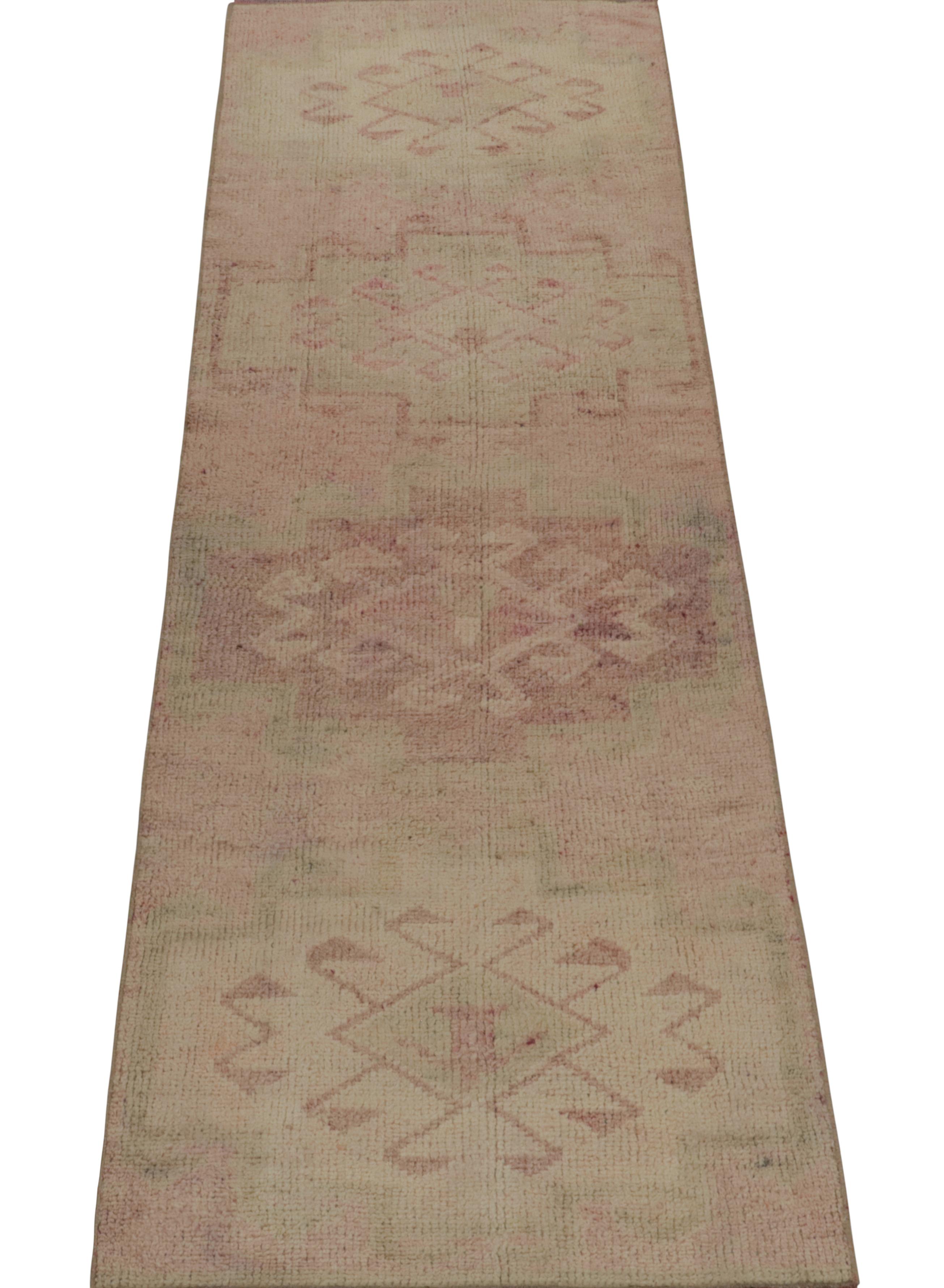Teppich & Kelim Vintage Tribal-Läufer in Rosa, Beige und Grün mit Medaillonmuster (Stammeskunst) im Angebot