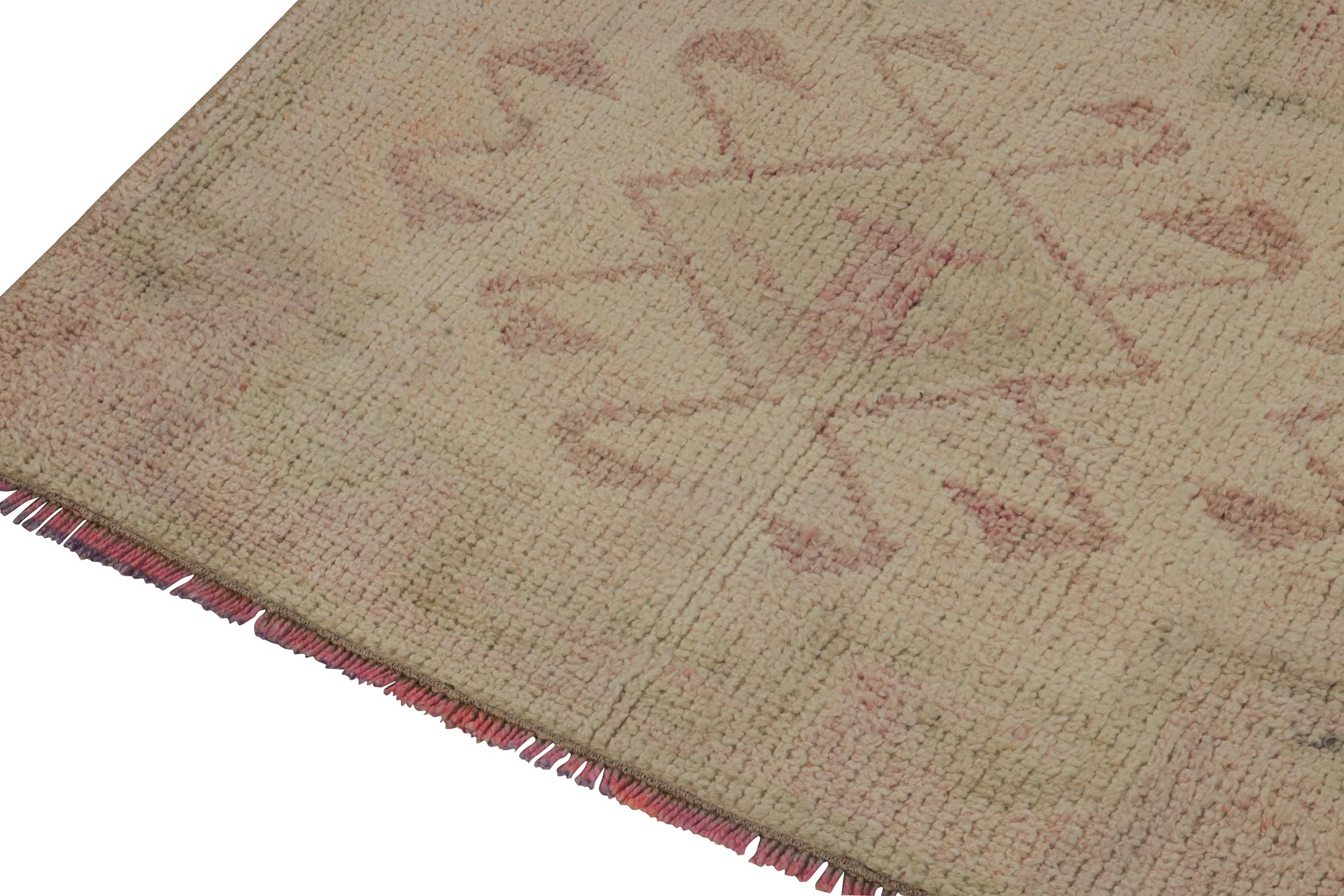 Teppich & Kelim Vintage Tribal-Läufer in Rosa, Beige und Grün mit Medaillonmuster (Handgeknüpft) im Angebot