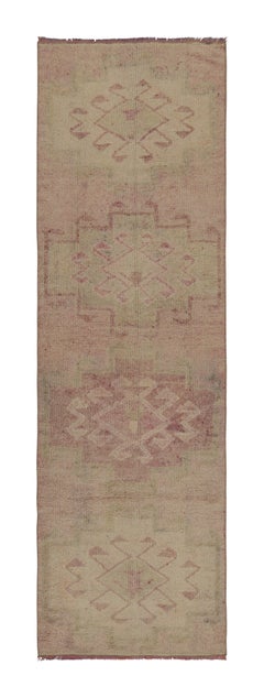 Teppich & Kelim Vintage Tribal-Läufer in Rosa, Beige und Grün mit Medaillonmuster