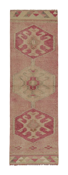 Tapis de couloir tribal vintage rose à motifs de médaillons par Rug & Kilim