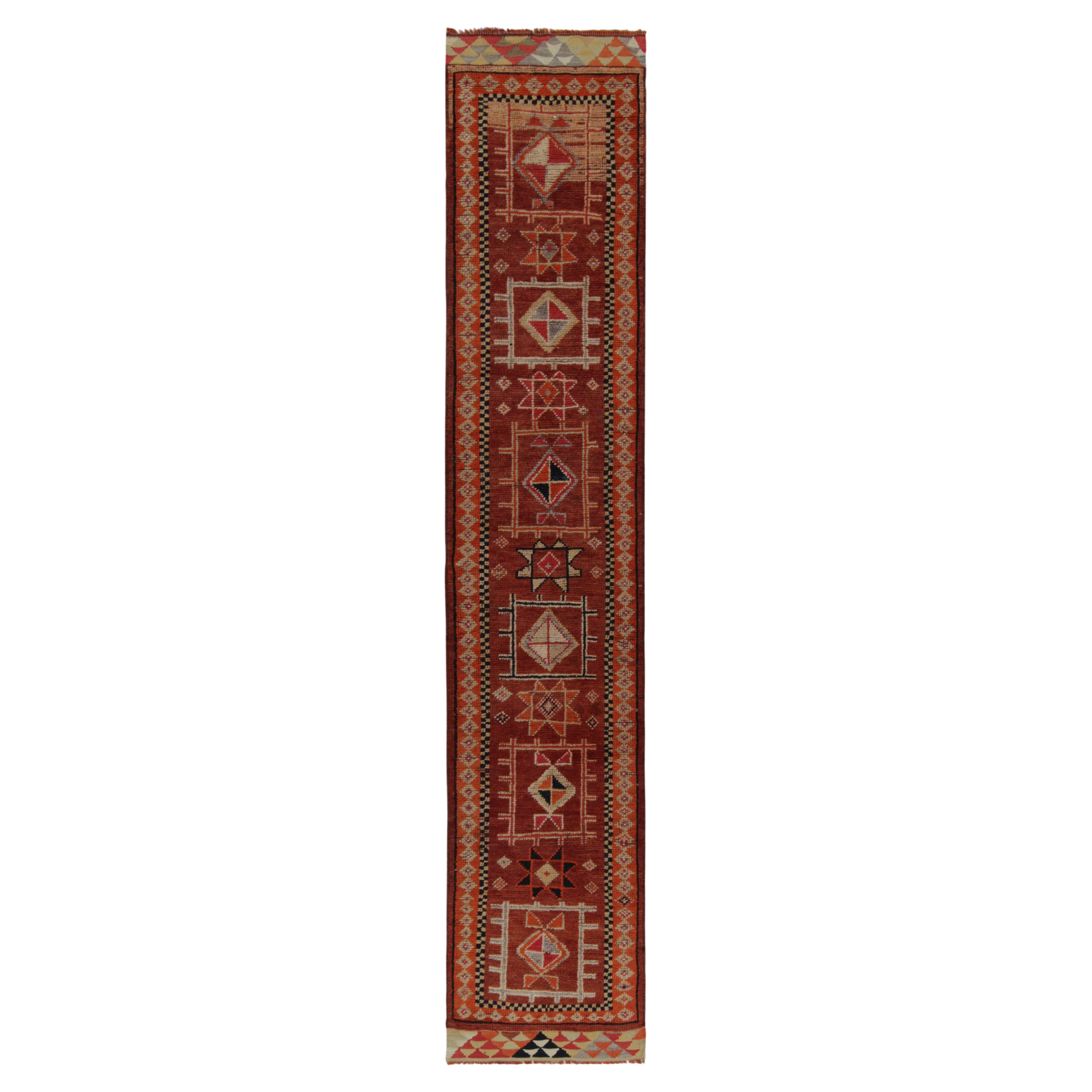 Vintage Stammeskunst-Läufer in Rot, Braun und Schwarz mit geometrischen Mustern von Teppich & Kelim