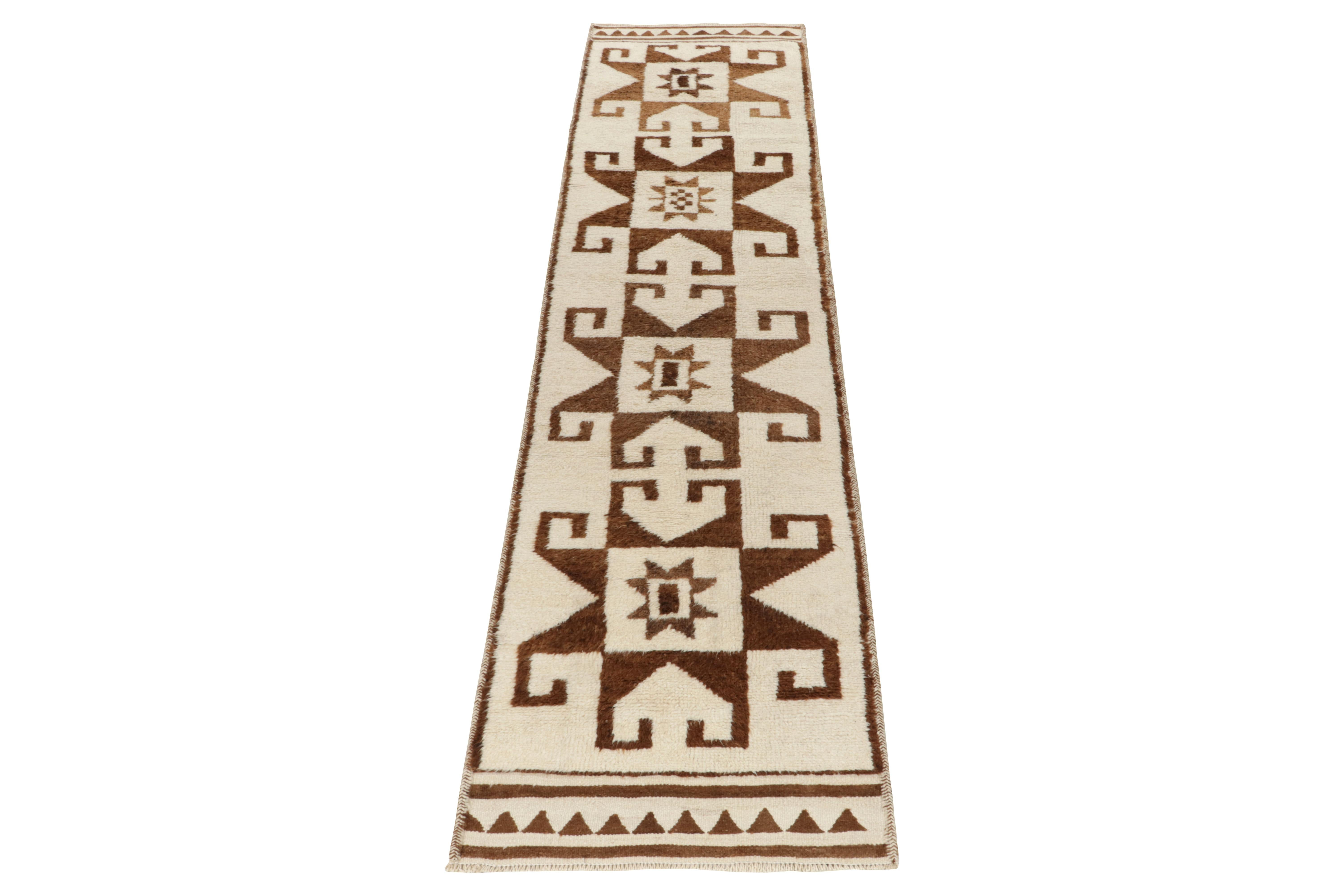 Parmi les sélections vintage de Rug & Kilim, un tapis de course 3x13 en laine nouée à la main, provenant de Turquie et présentant un design nomade. 

La création des années 1950 présente une union de répétitions géométriques et de sensibilités